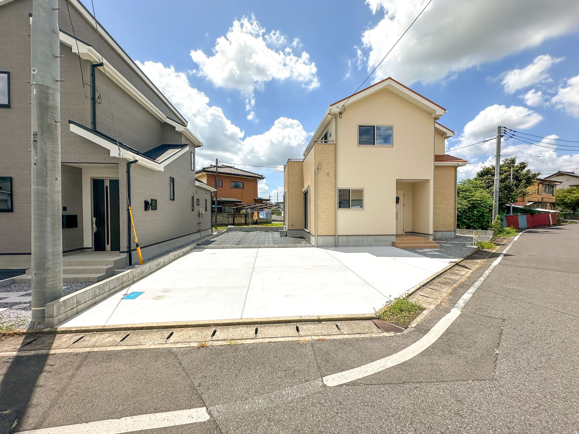 佐野市富士見町の新築一戸建の駐車場|車庫土間施工、駐車3台可能です(^^♪