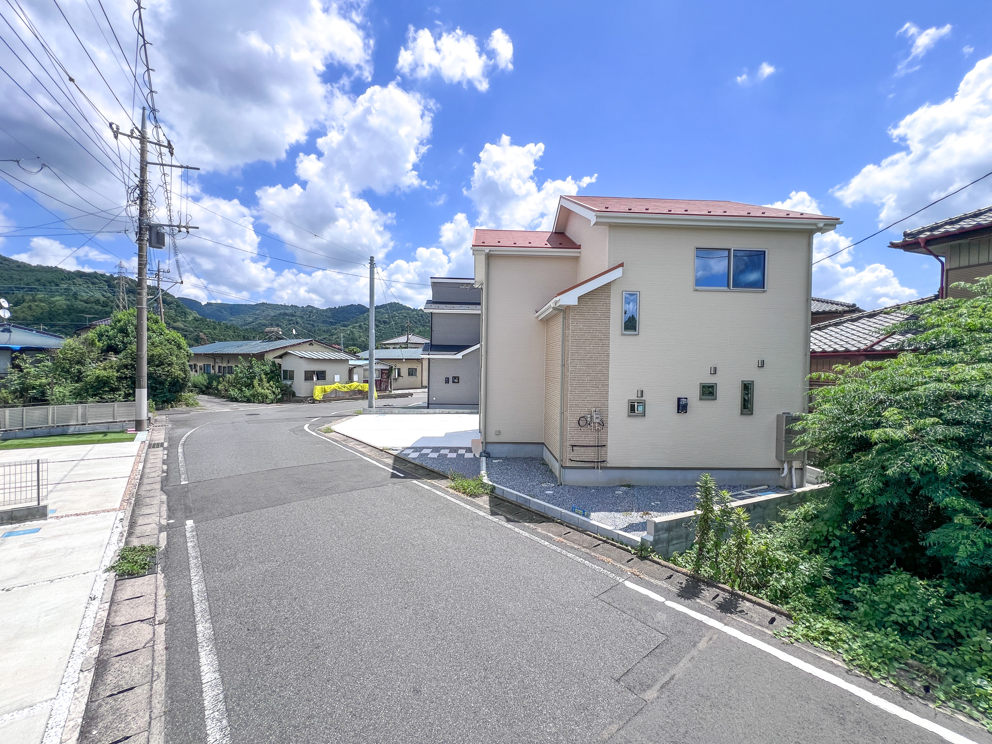 佐野市富士見町の新築一戸建の前面道路含む現地写真|低層の一戸建てを中心とした街並みが整然と続き、周辺は高い建物が建っていないので、採光や開放性に恵まれ、空が広く緑の多い閑静な趣を感じる環境です。