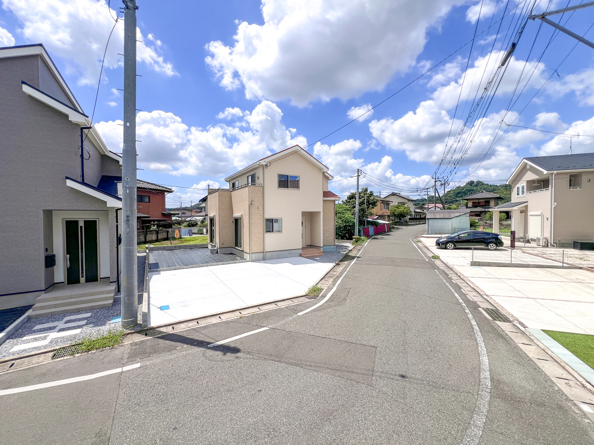 佐野市富士見町の新築一戸建の前面道路含む現地写真|前面道路は閑静な住宅地をはしる車通りの少ない道路。お車の出し入れが苦手なママや小さなお子様にも安心ですね。しっかり舗装もされているので、ベビーカーや自転車で通っても快適に通行できます。