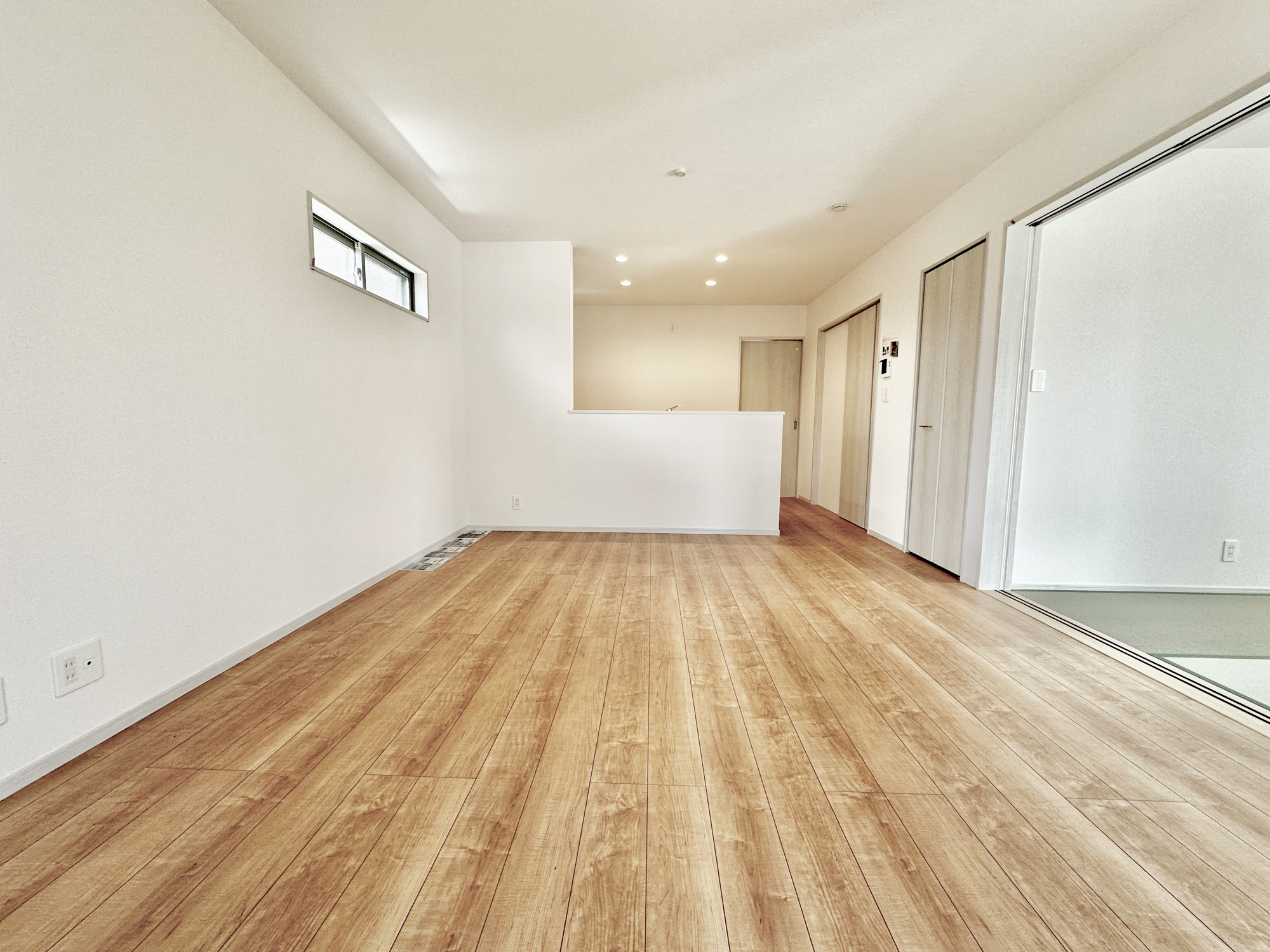 佐野市富士見町の新築一戸建の居間・リビング|南向きに大きく開いた窓からは、明るい陽射しが射し込みます。
爽やかな風が吹き抜ける心地良いリビングには、自然と家族が集まります。