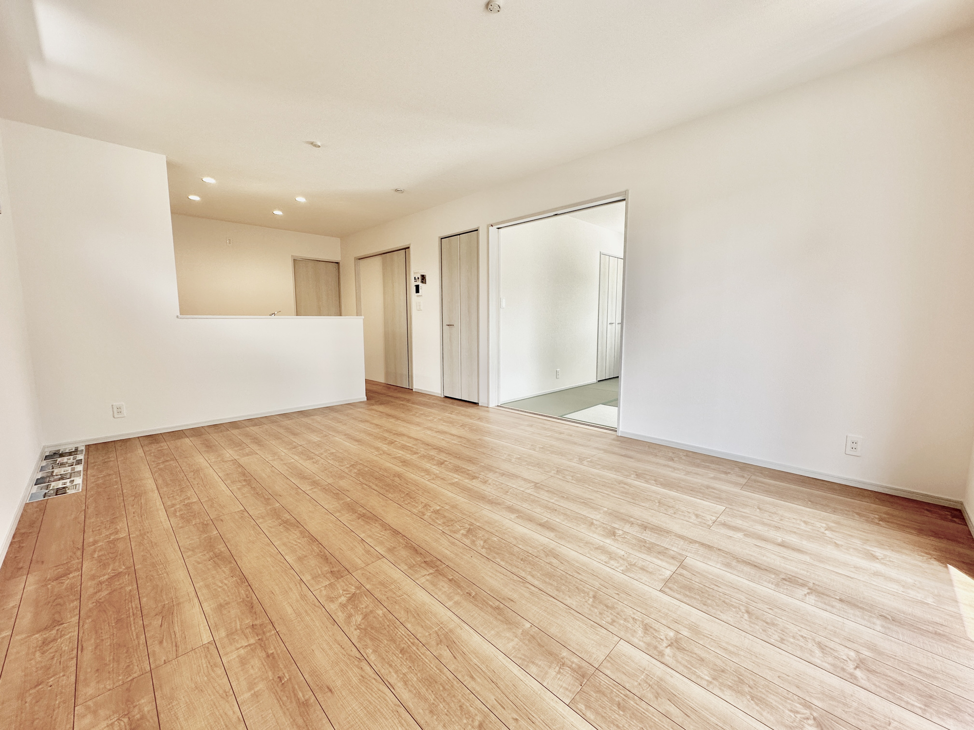 佐野市富士見町の新築一戸建の居間・リビング|室内にいても、たっぷりの陽光と爽やかな風を感じて頂ける、開放感あふれるリビングです。
ご家族と穏やかに過ごす、心地の良い時間が流れます。