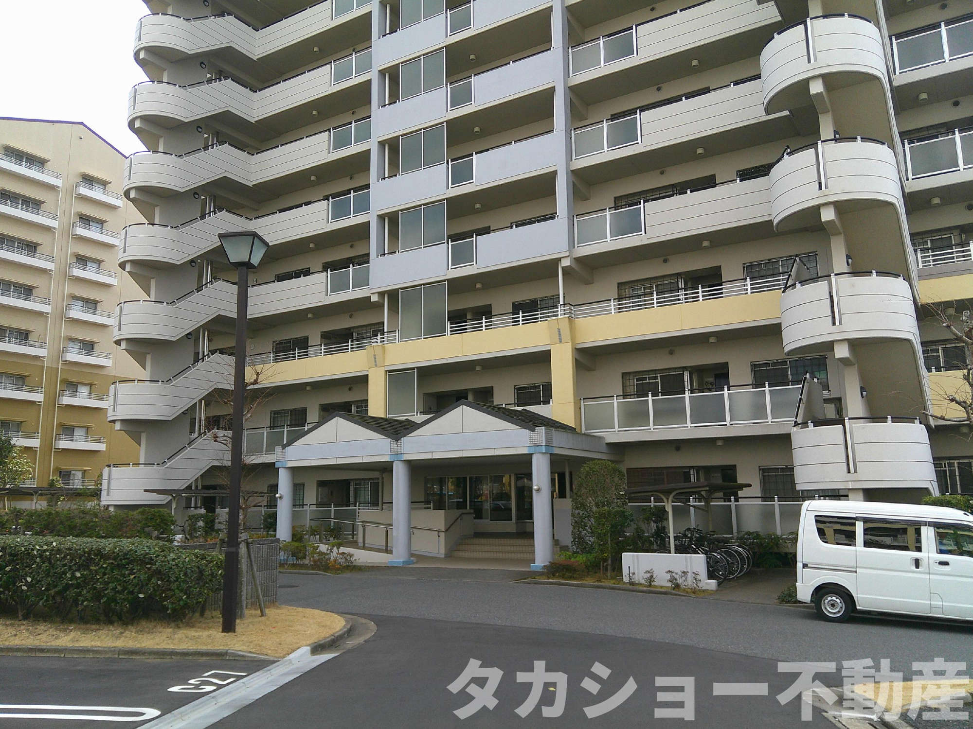 プラザ学園前2号棟の外観|おしゃれな外観です