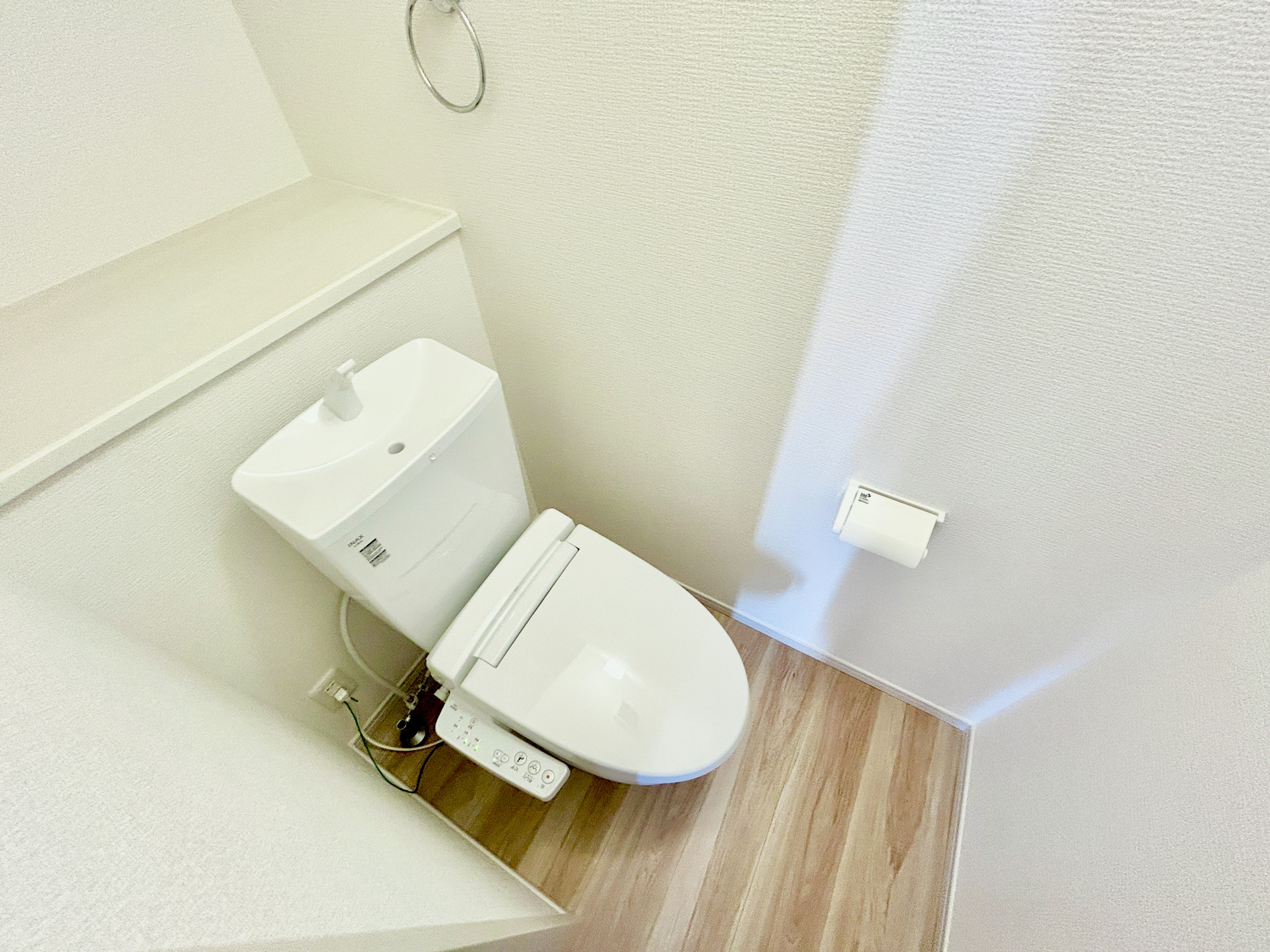 前橋市北代田町2期　新築住宅全3棟のトイレ|節水型でエコなトイレには、今では当たり前の洗浄付き。便座を温める機能もついていて、居心地良くてトイレから出られなくなるかも！換気用に換気扇はもちろん、窓も着いているので常に快適ですね♪
