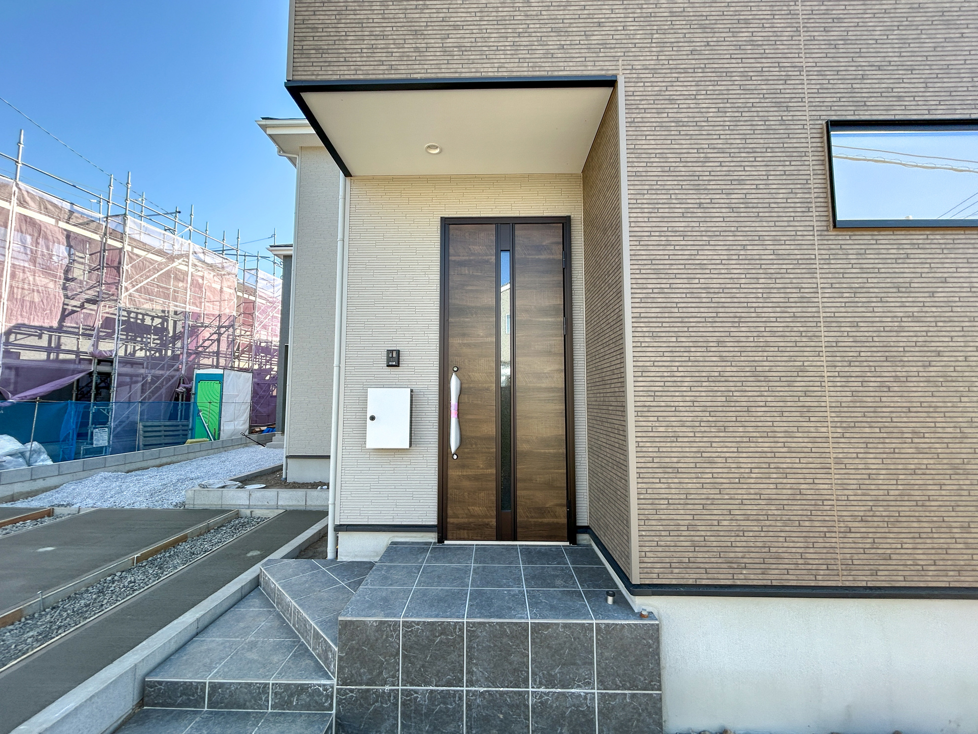 前橋市北代田町2期　新築住宅全3棟の玄関|明るく優しいイメージの玄関アプローチ。玄関上は屋根があるので雨の心配いらず♪