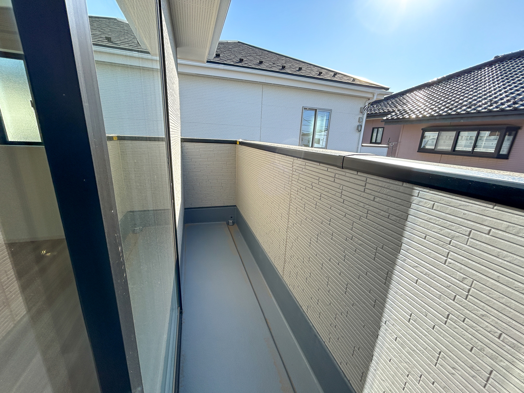 前橋市北代田町2期　新築住宅全3棟のバルコニー|南向きで陽当りの良いバルコニーは、物干しセットを追加すれば、一度にたくさんのお洗濯物が干せるのが魅力！