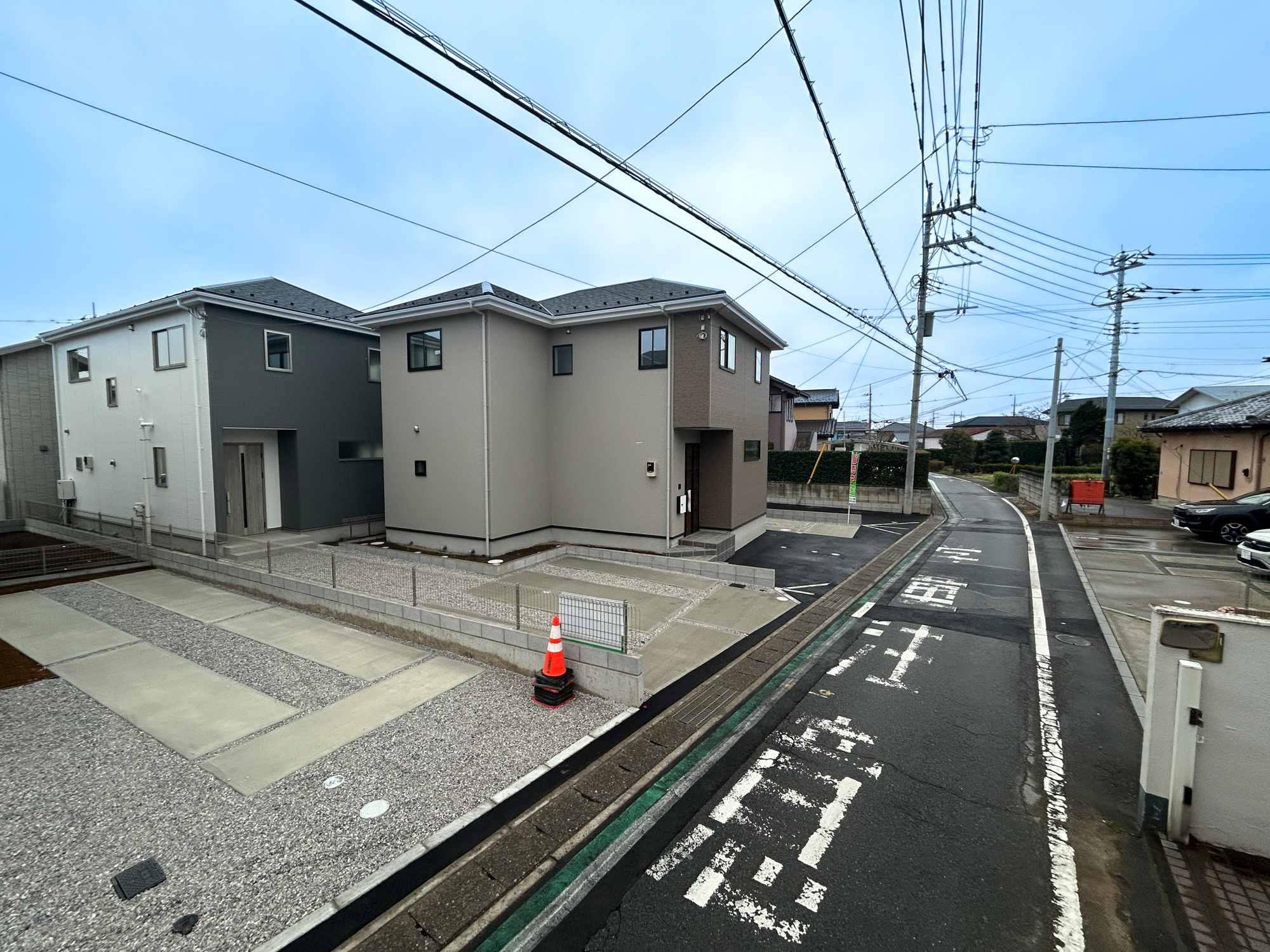 前橋市北代田町2期　新築住宅全3棟の前面道路含む現地写真|低層の一戸建てを中心とした街並みが整然と続き、周辺は高い建物が建っていないので、採光や開放性に恵まれ、空が広く緑の多い閑静な趣を感じる環境です。

