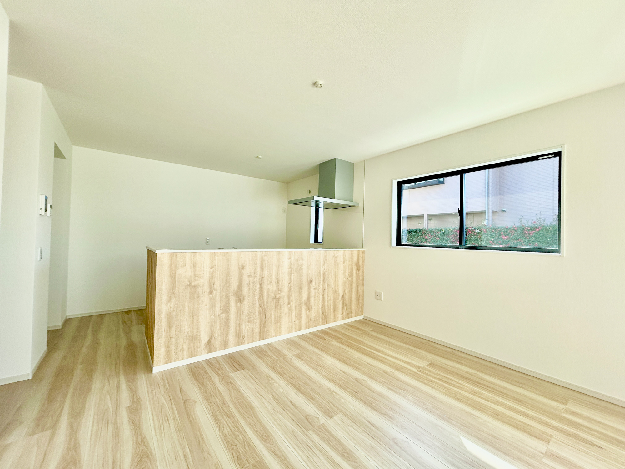 前橋市北代田町2期　新築住宅全3棟の居間・リビング|ここにはみんなが集い、食事と楽しい会話が始まる。話に夢中になりすぎて、ついつい時を忘れてしまう。そんな束の間の幸せを感じさせてくれる場所。