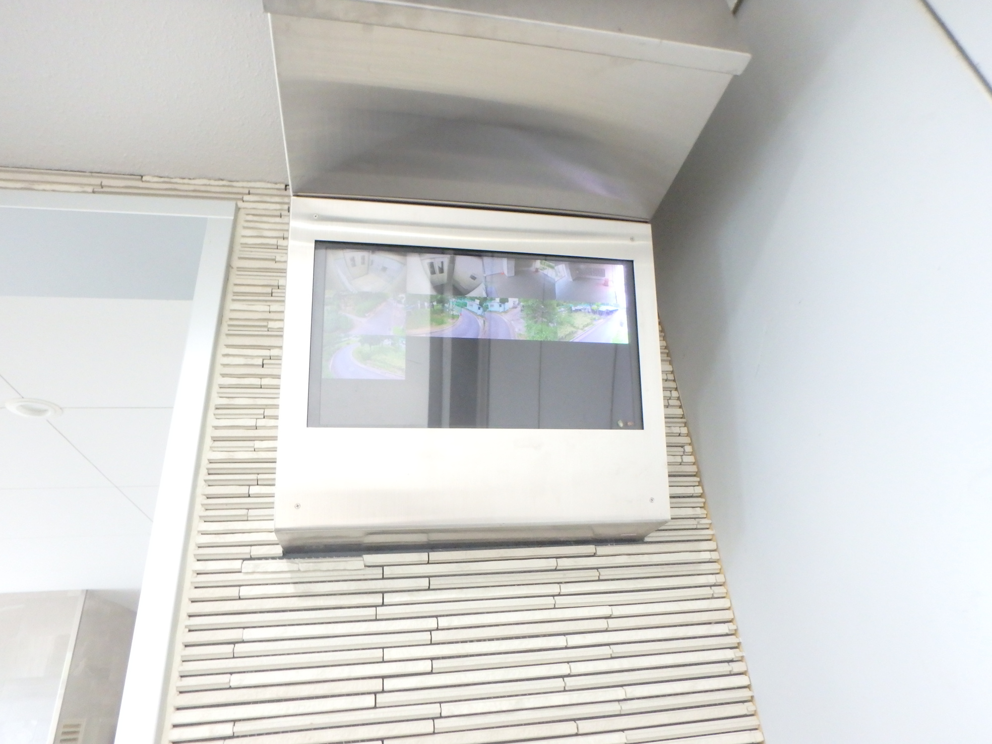 アステム芦屋Ａ棟の防犯設備|１階ロビーに設置された防犯カメラ