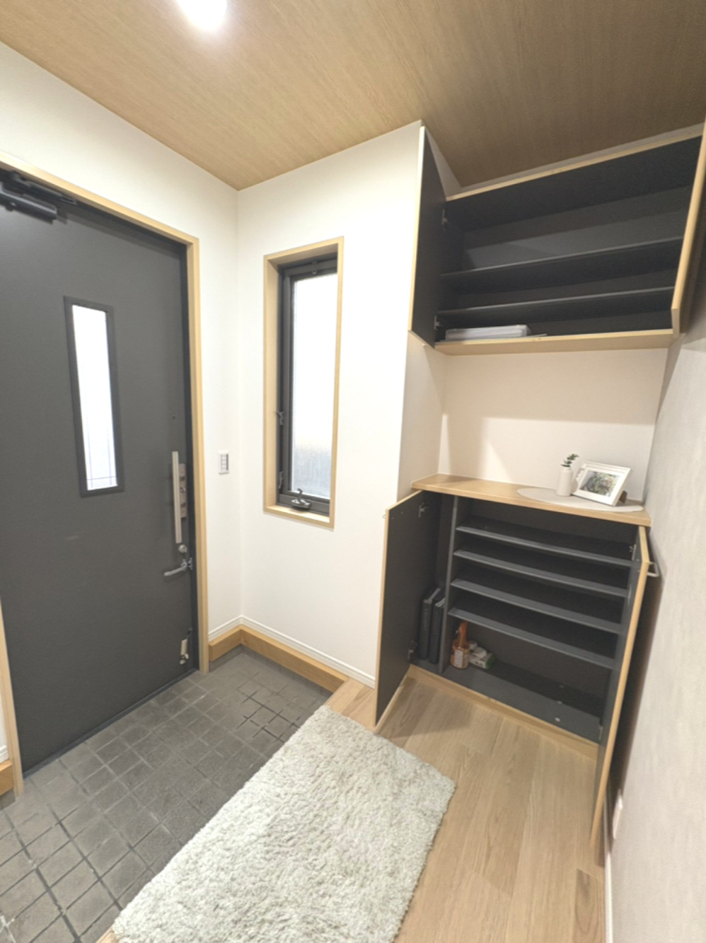 高槻市野田四丁目戸建の玄関|シンプルで使いやすい玄関です。
