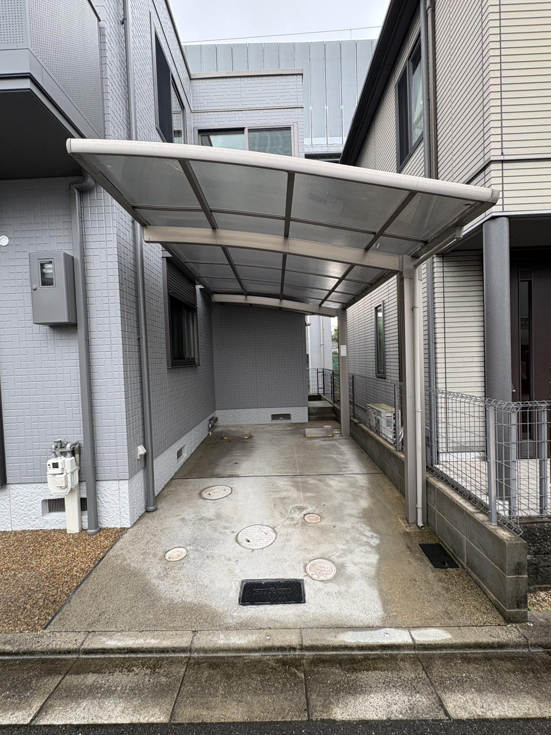高槻市野田四丁目戸建の駐車場|駐車場があるので、車を買う予定の方も安心です。