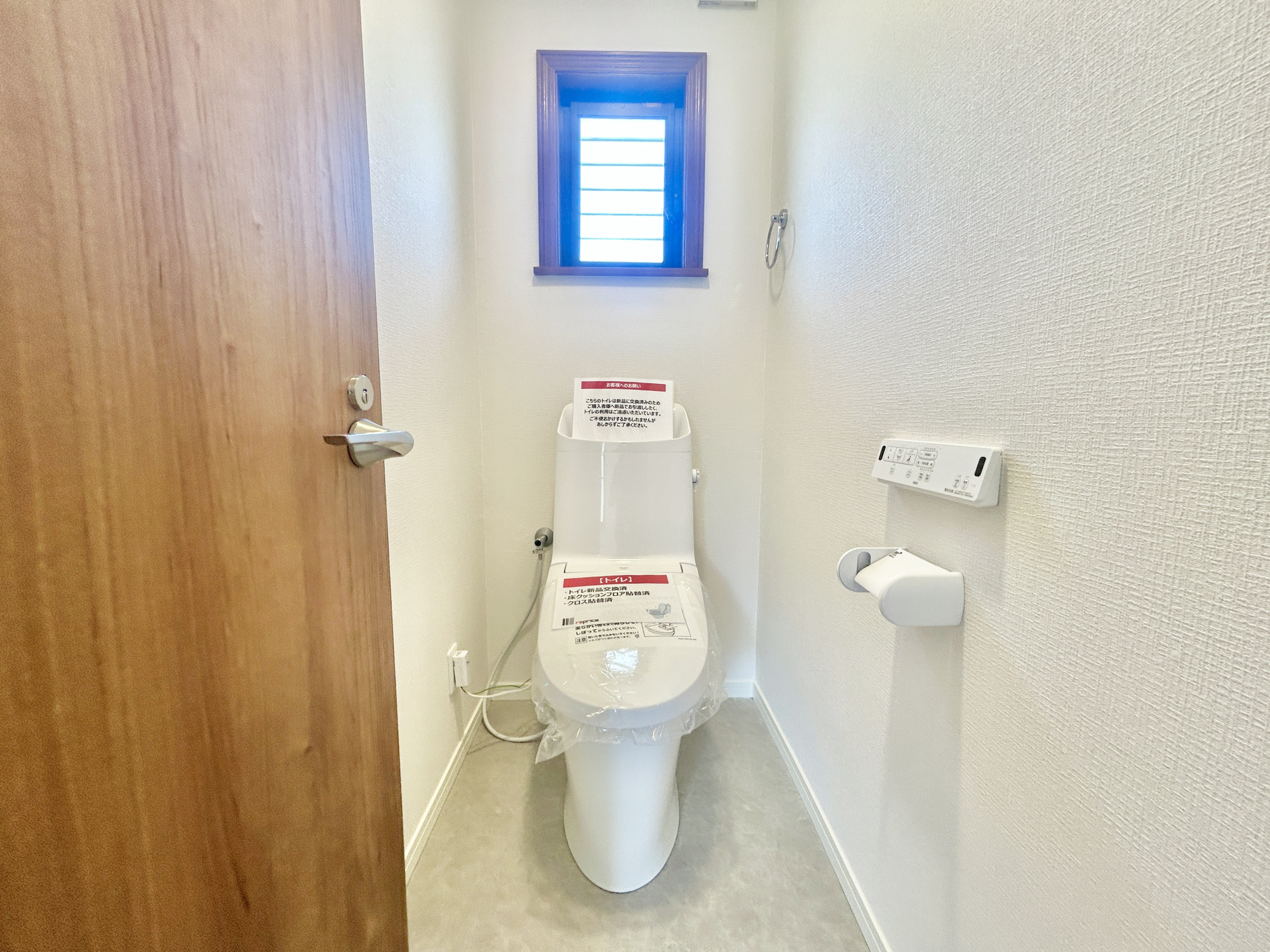 高崎市新町　中古住宅のトイレ|節水型でエコなトイレには、今では当たり前の洗浄付き。便座を温める機能もついていて、居心地良くてトイレから出られなくなるかも！換気用に換気扇はもちろん、窓も着いているので常に快適ですね♪