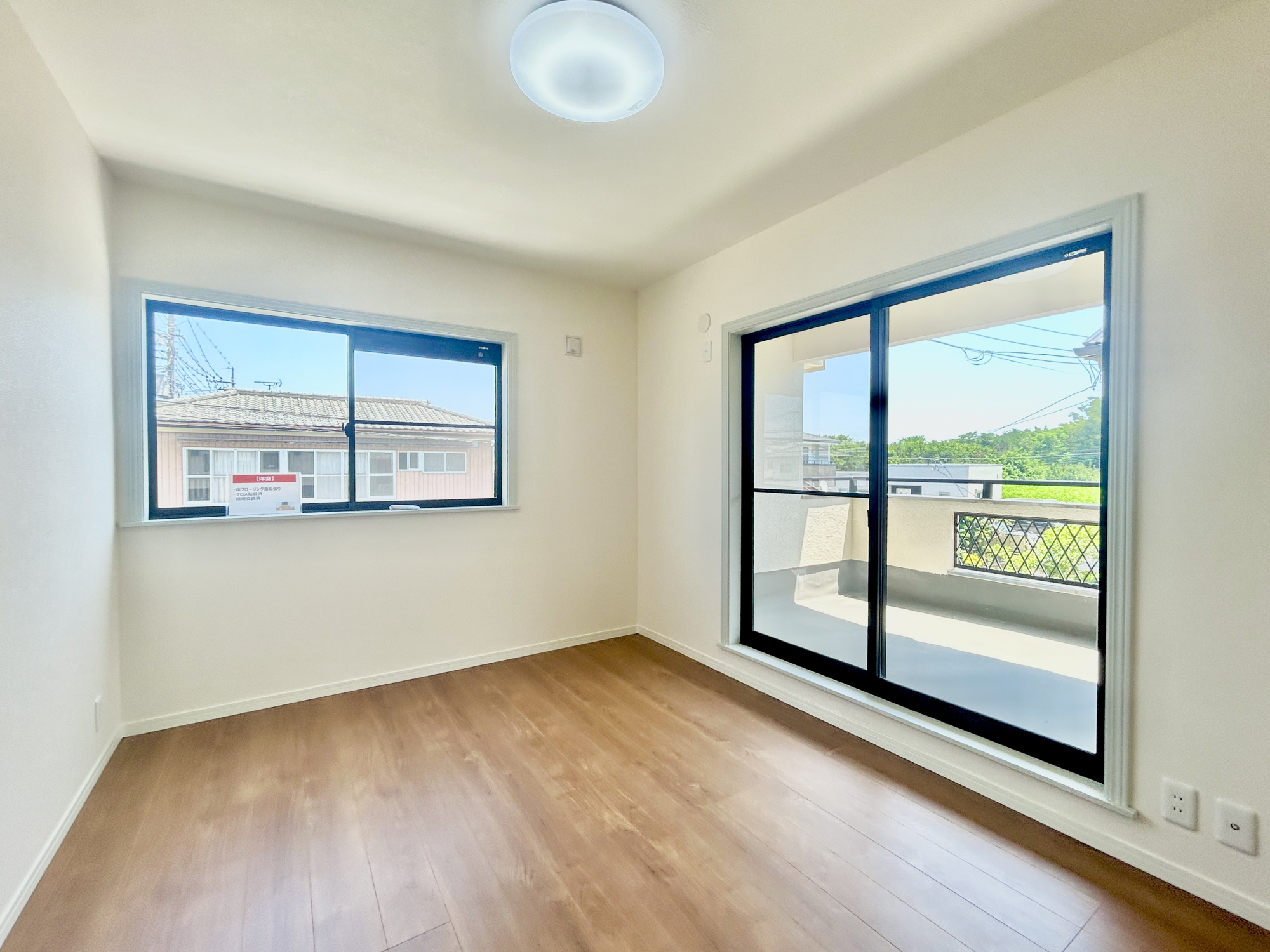 高崎市新町　中古住宅の洋室|木目のフローリングが暖かみのある室内に。明るい寝室で心地のいい朝を迎えられそう。
