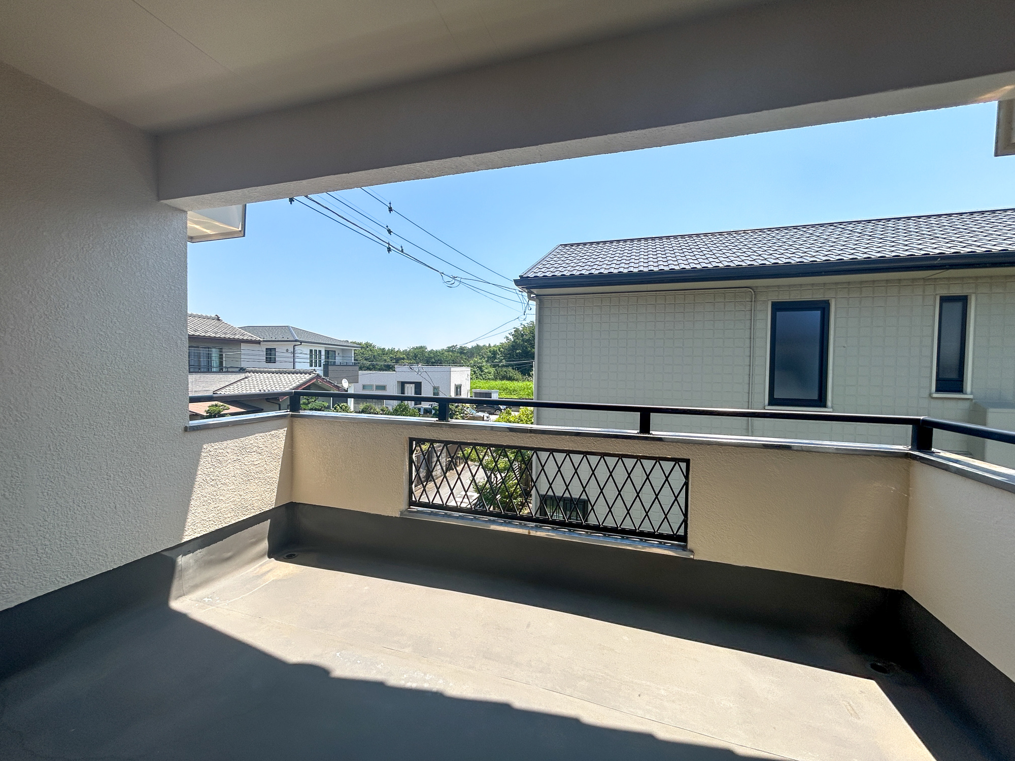 高崎市新町　中古住宅のバルコニー|インナーバルコニーなので急な雨でも安心♪広々としたバルコニーで日々の洗濯物はもちろん、布団などの大物もたくさん干していただけます♪