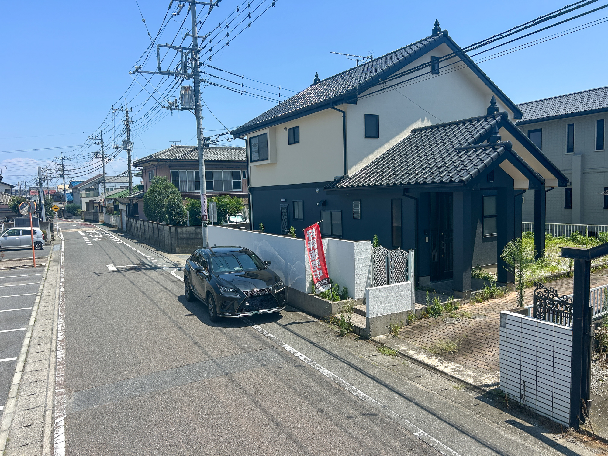 高崎市新町　中古住宅の前面道路含む現地写真|低層の一戸建てを中心とした街並みが整然と続き、周辺は高い建物が建っていないので、採光や開放性に恵まれ、空が広く緑の多い閑静な趣を感じる環境です。

