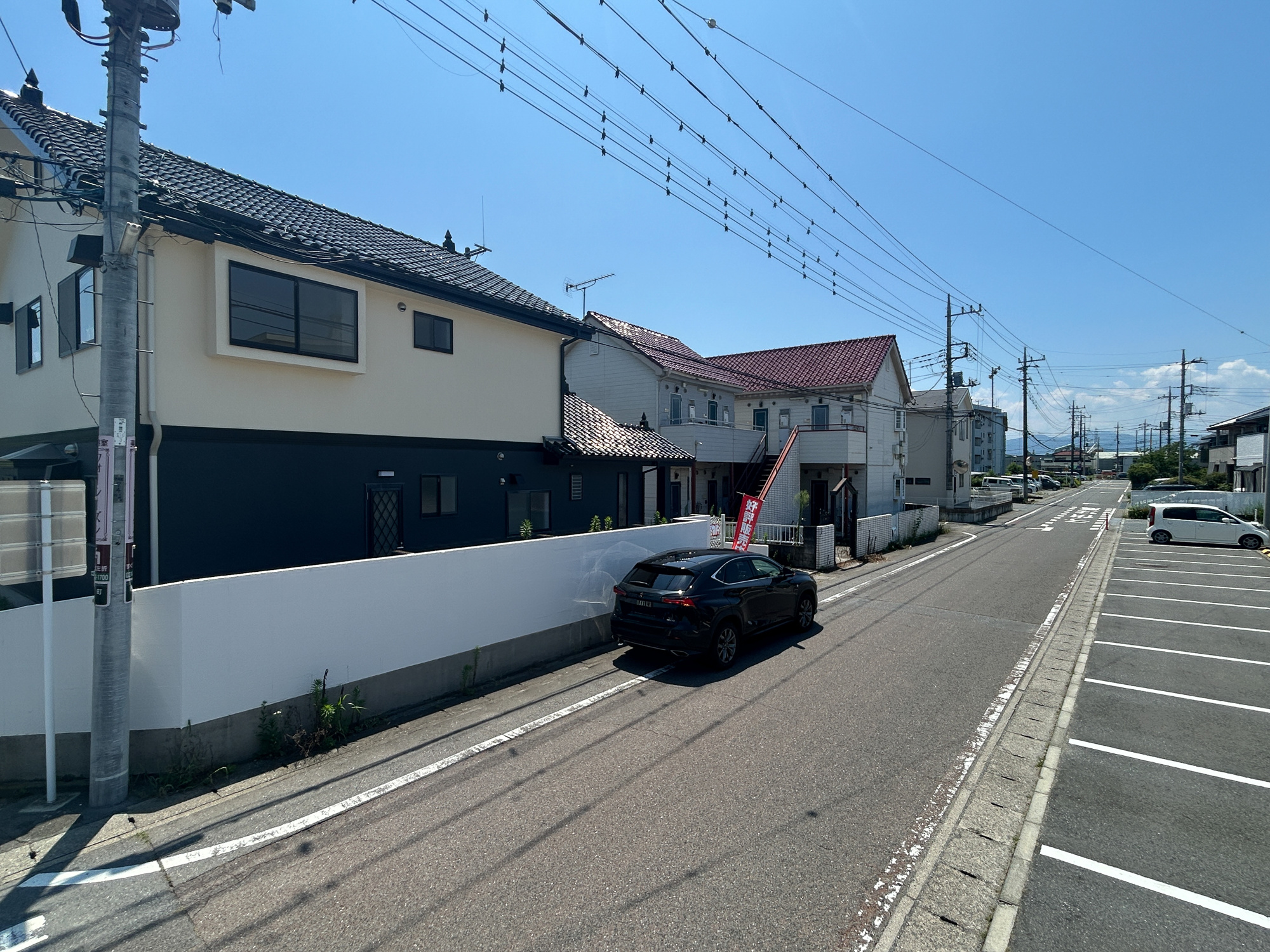 高崎市新町　中古住宅の前面道路含む現地写真|閑静な住宅地で子育て家族にピッタリ。毎日のお散歩も快適な緑に恵まれたエリアで、自然に包まれた穏やかな暮らしを実現するための、ゆとりある住環境が整っています。


