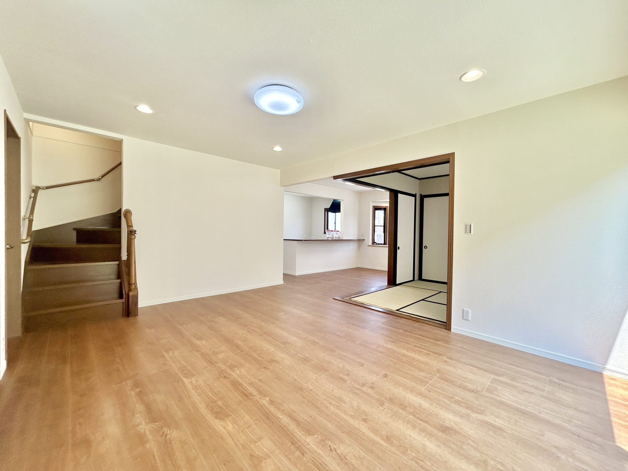 高崎市新町　中古住宅の居間・リビング|大きく開いた窓からは、明るい陽射しが射し込みます。
爽やかな風が吹き抜ける心地良いリビングには、自然と家族が集まります。
