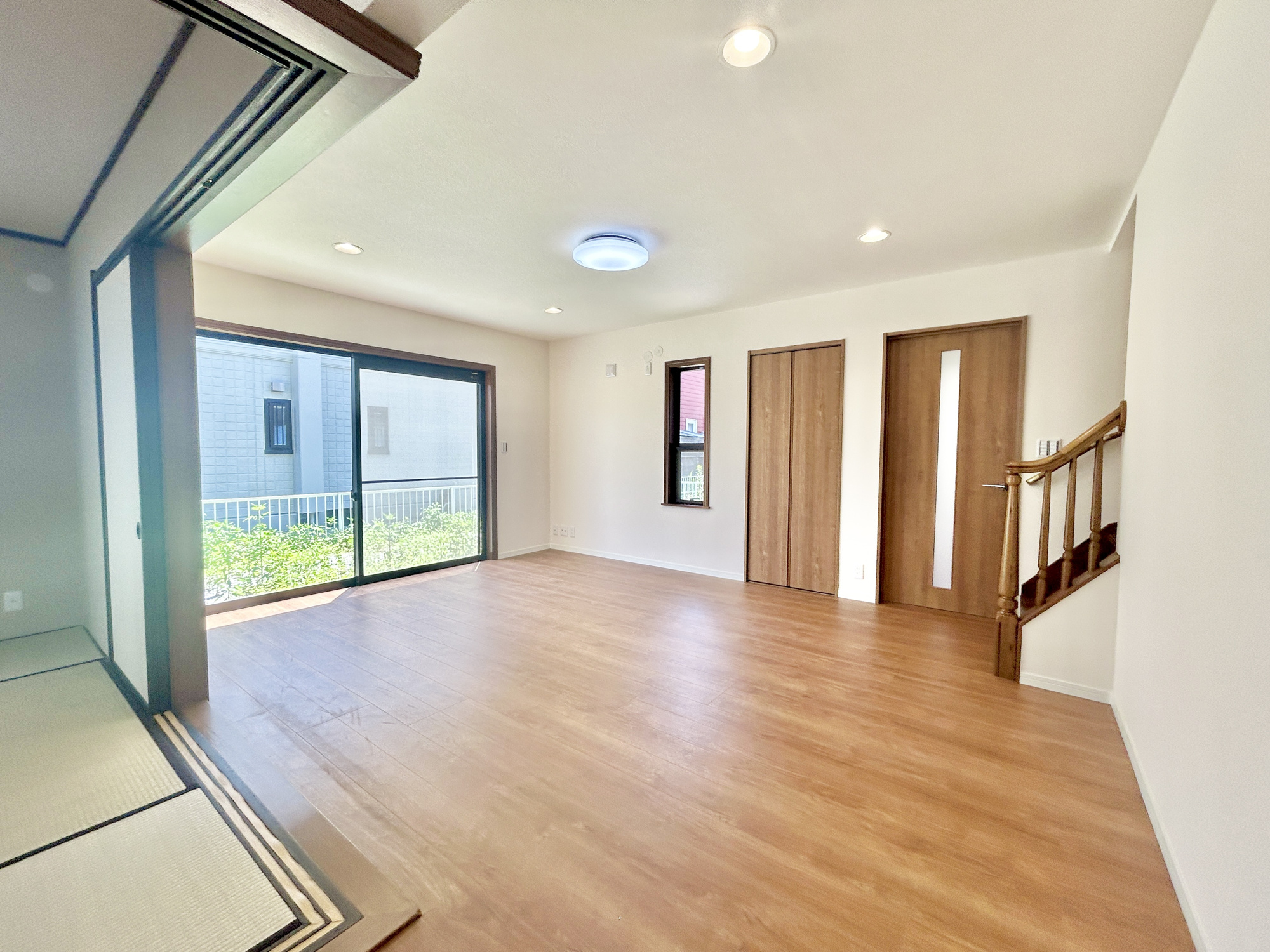 高崎市新町　中古住宅の居間・リビング|室内にいても、たっぷりの陽光と爽やかな風を感じて頂ける、開放感あふれるリビングです。
ご家族と穏やかに過ごす、心地の良い時間が流れます。