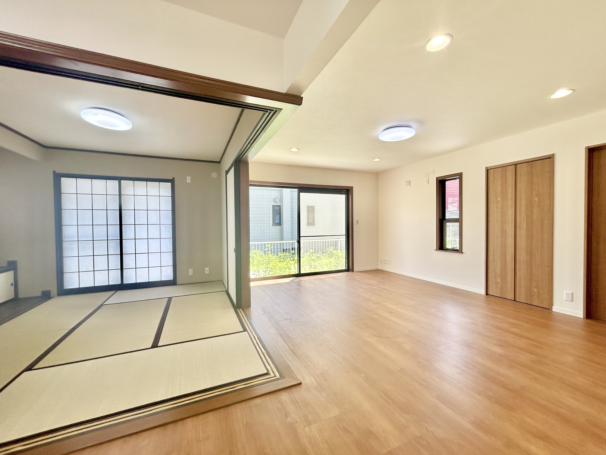 高崎市新町　中古住宅の居間・リビング|オープンな空間を生み出す、こだわりの広がりとゆとり。家族と過ごす時間を大切にしたい方にぴったりの明るくゆとりある住空間です。南側の窓からの日差しがリビングの隅々までしっかりと届きます！ 