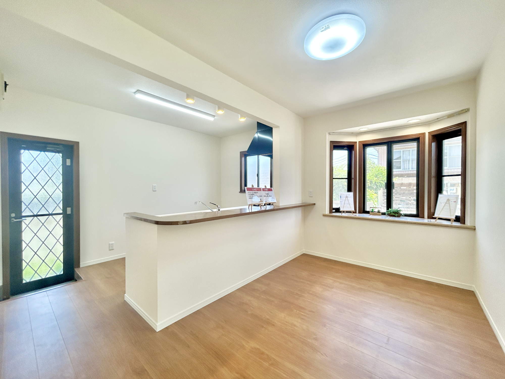 高崎市新町　中古住宅の居間・リビング|ここにはみんなが集い、食事と楽しい会話が始まる。話に夢中になりすぎて、ついつい時を忘れてしまう。そんな束の間の幸せを感じさせてくれる場所。