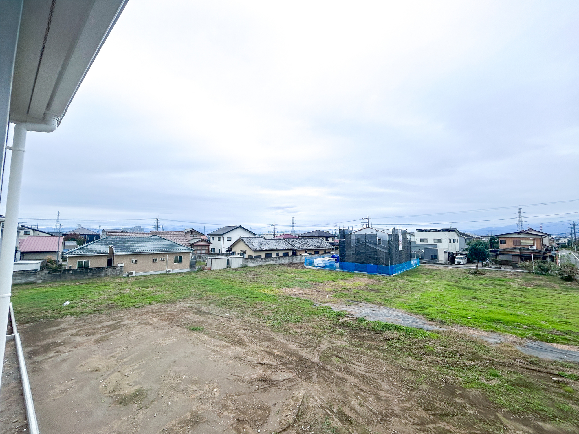 前橋市堀之下町第1　新築住宅全4棟の展望|低層の一戸建てを中心とした街並みが整然と続き、周辺は高い建物が建っていないので、採光や開放性に恵まれ、空が広く緑の多い閑静な趣を感じる環境です。