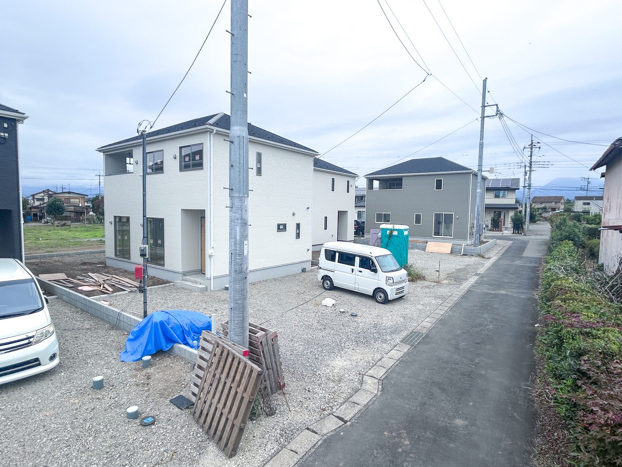 前橋市堀之下町第1　新築住宅全4棟の前面道路含む現地写真|閑静な住宅地で子育て家族にピッタリ。毎日のお散歩も快適な緑に恵まれたエリアで、自然に包まれた穏やかな暮らしを実現するための、ゆとりある住環境が整っています。

