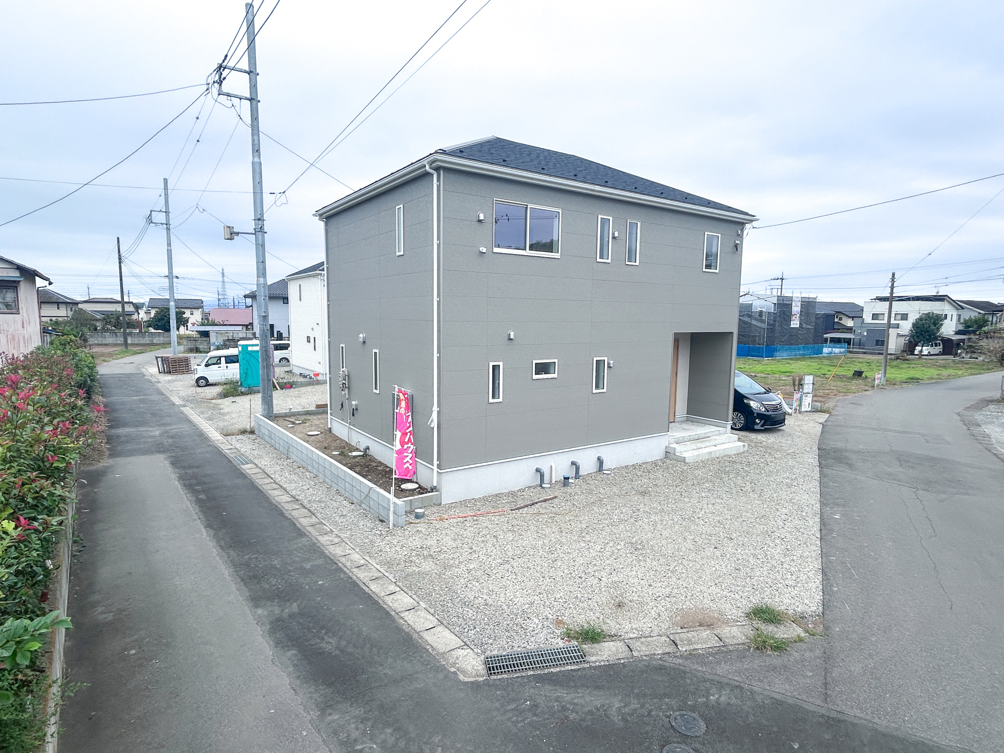 前橋市堀之下町第1　新築住宅全4棟の前面道路含む現地写真|低層の一戸建てを中心とした街並みが整然と続き、周辺は高い建物が建っていないので、採光や開放性に恵まれ、空が広く緑の多い閑静な趣を感じる環境です。

