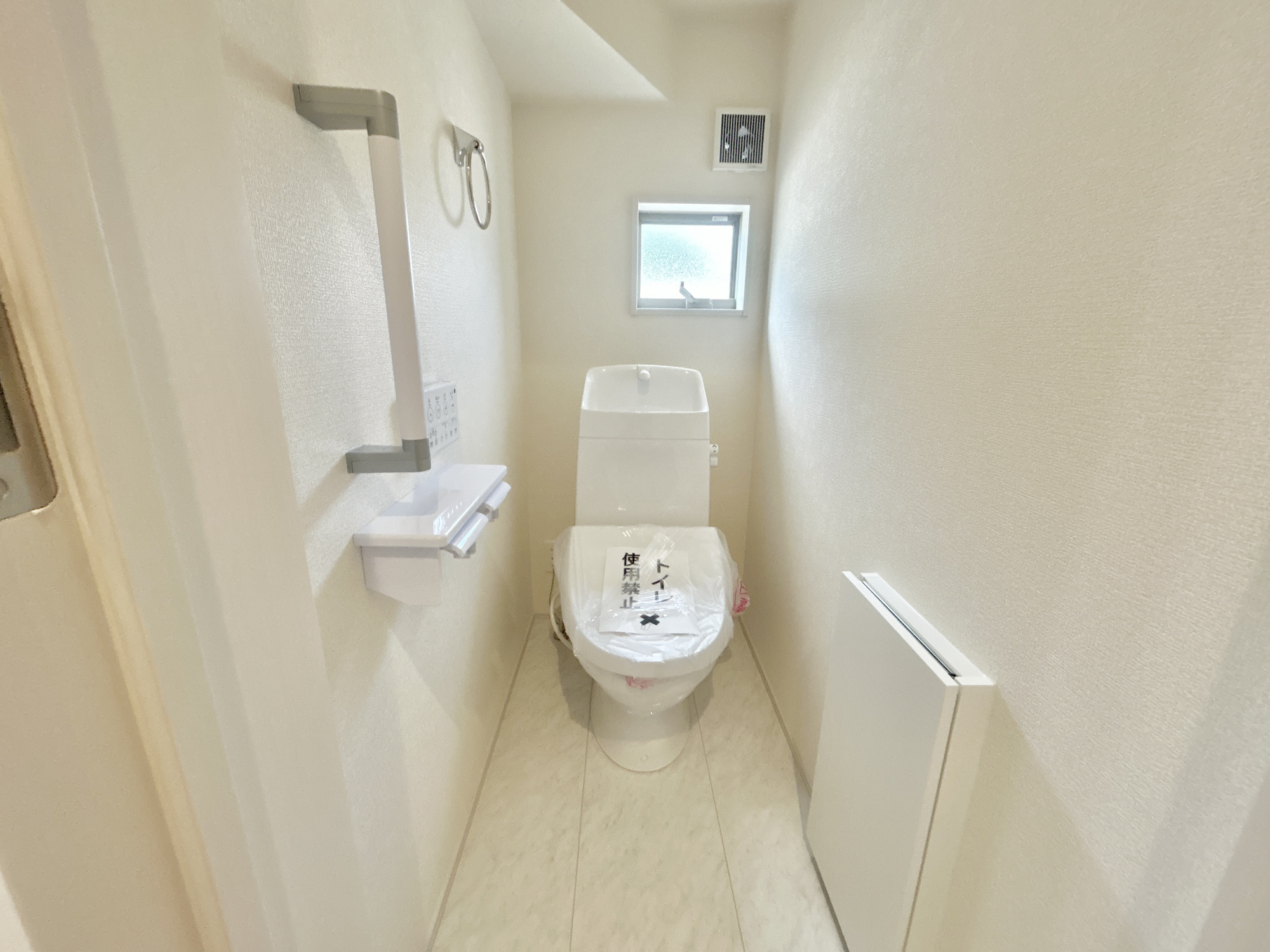 第2前橋総社町植野　新築住宅全3棟のトイレ|節水型でエコなトイレには、今では当たり前の洗浄付き。便座を温める機能もついていて、居心地良くてトイレから出られなくなるかも！換気用に換気扇はもちろん、窓も着いているので常に快適ですね♪