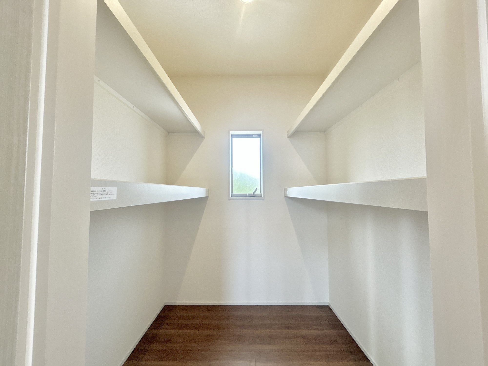 第2前橋総社町植野　新築住宅全3棟の収納|"たくさんのお洋服が入る、ウォークインクローゼット。
お洋服以外にも掃除機やスーツケースなどを一箇所に集約できるのが魅力です♪
収納ケースを置かなくていいのでお部屋の見た目にもスッキリ！"