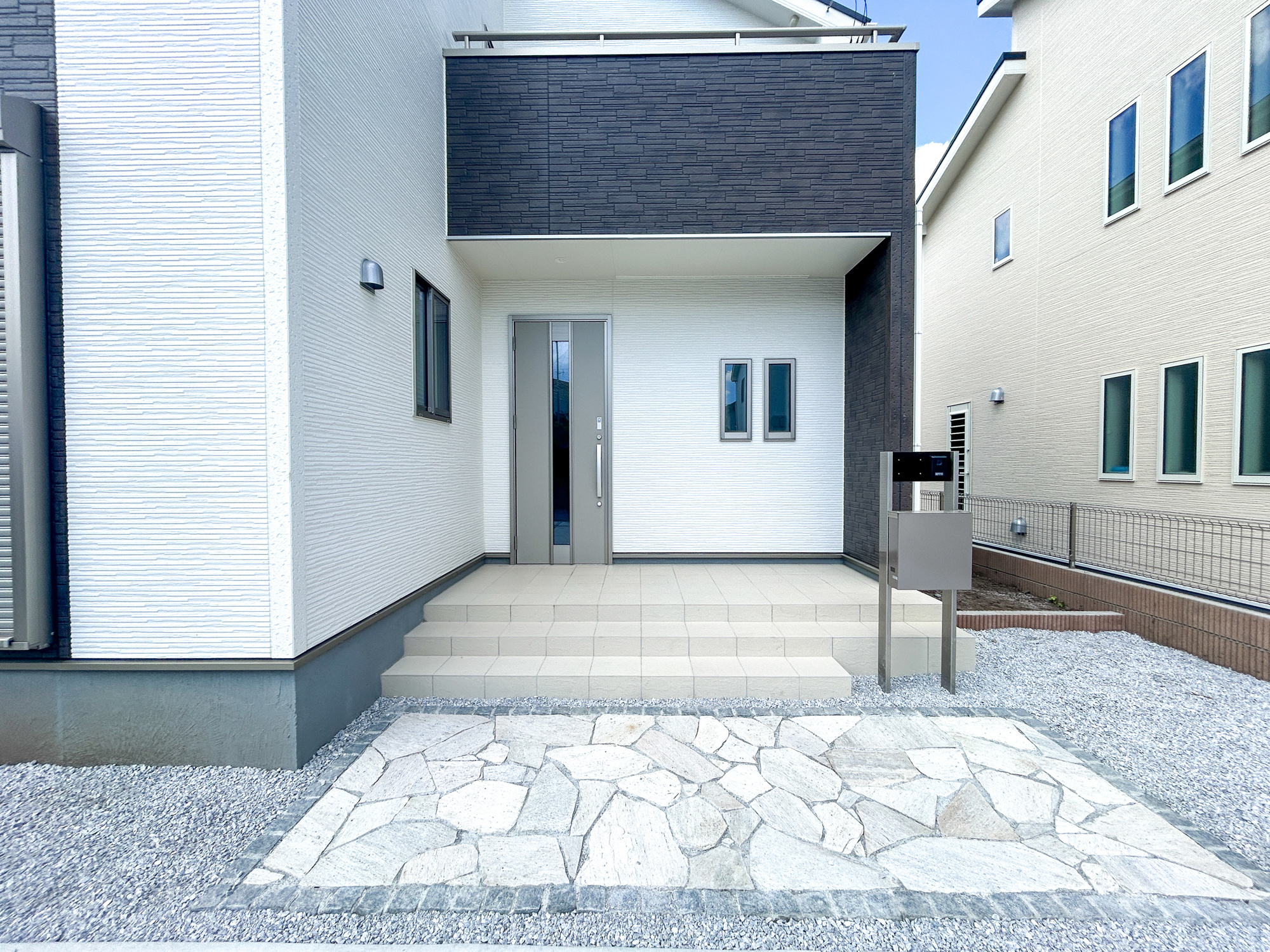 第2前橋総社町植野　新築住宅全3棟の玄関|明るく優しいイメージの玄関アプローチ。玄関上は屋根があるので雨の心配いらず♪