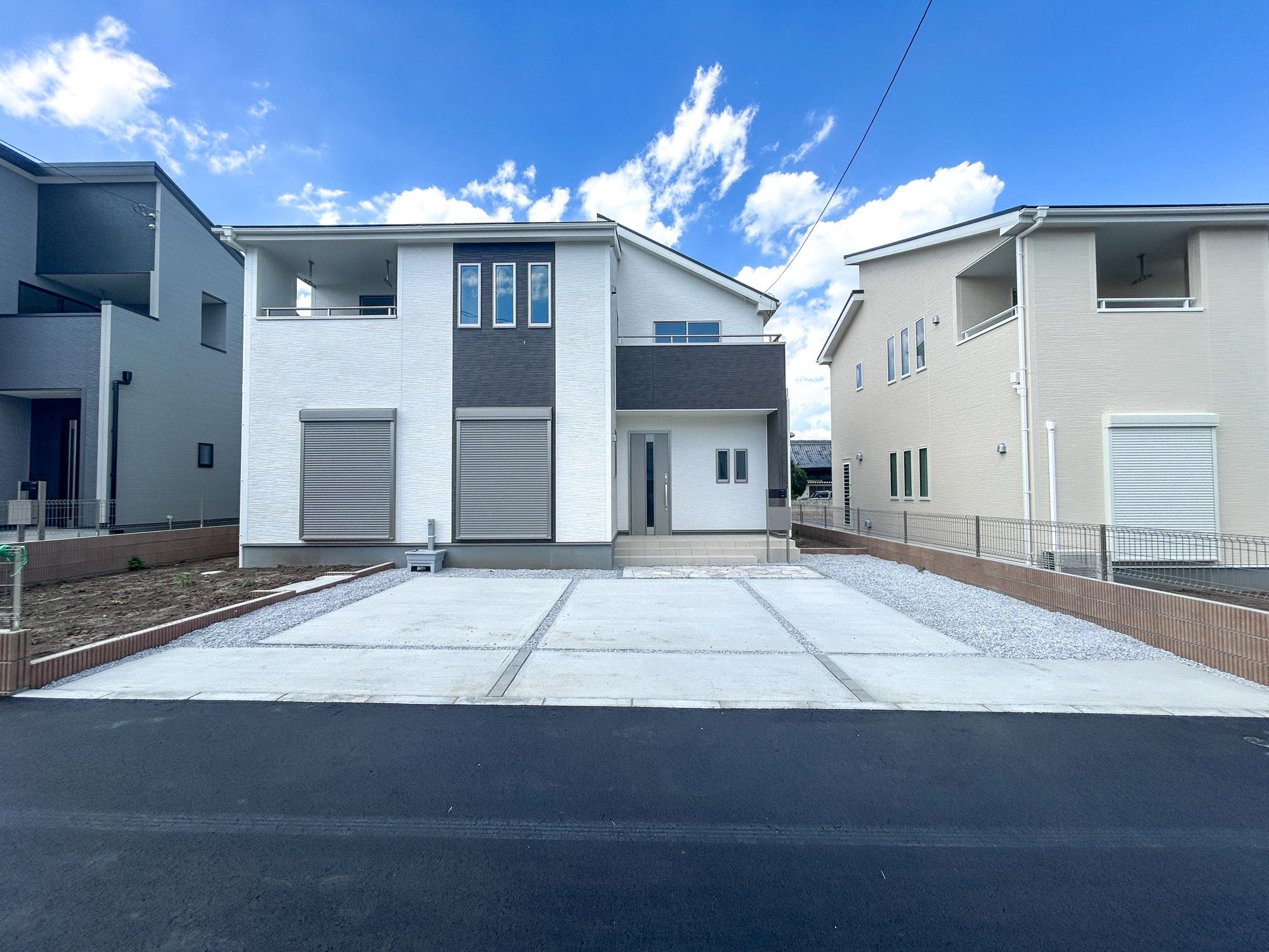 第2前橋総社町植野　新築住宅全3棟の駐車場|車庫土間施工済み、駐車2台可能です(^^♪