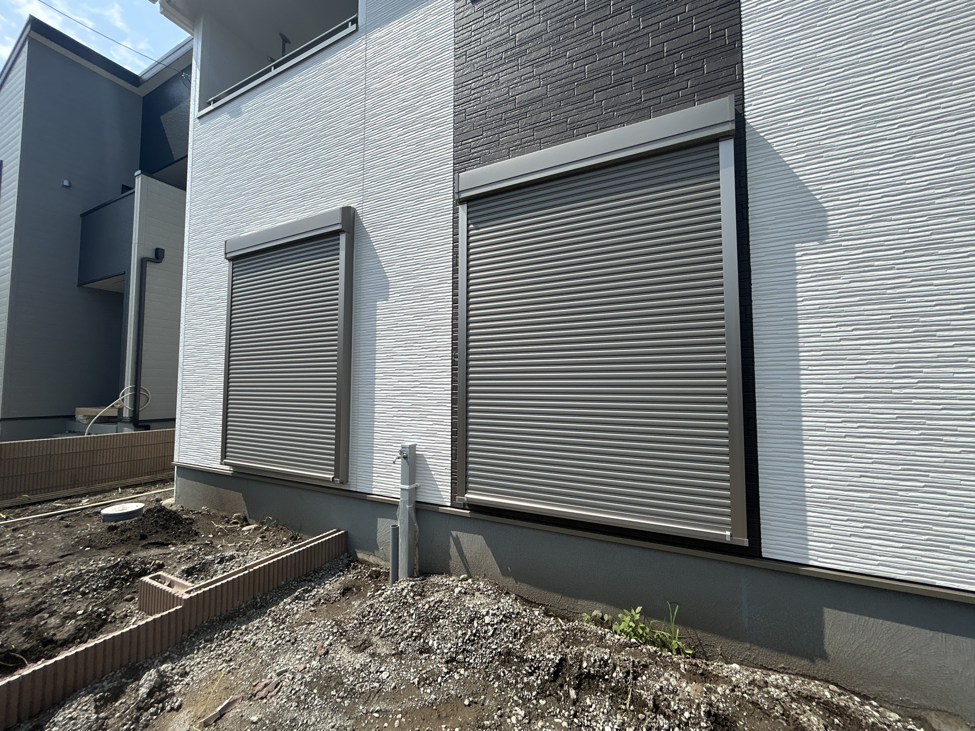 第2前橋総社町植野　新築住宅全3棟の防犯設備|防風、防犯、防音、断熱と様々な効果を発揮するシャッター付きです♪		
