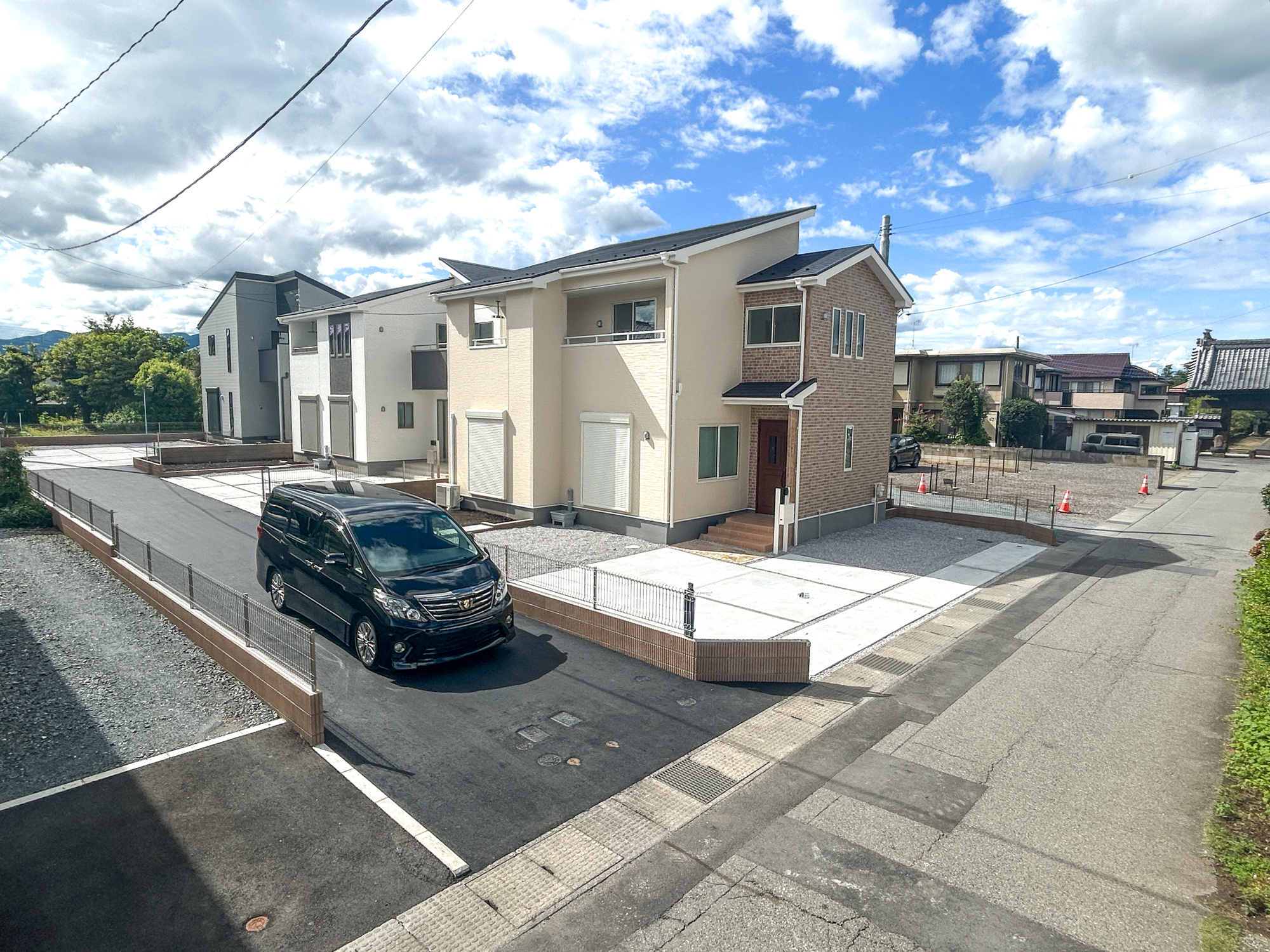第2前橋総社町植野　新築住宅全3棟の前面道路含む現地写真|閑静な住宅地で子育て家族にピッタリ。毎日のお散歩も快適な緑に恵まれたエリアで、自然に包まれた穏やかな暮らしを実現するための、ゆとりある住環境が整っています。

