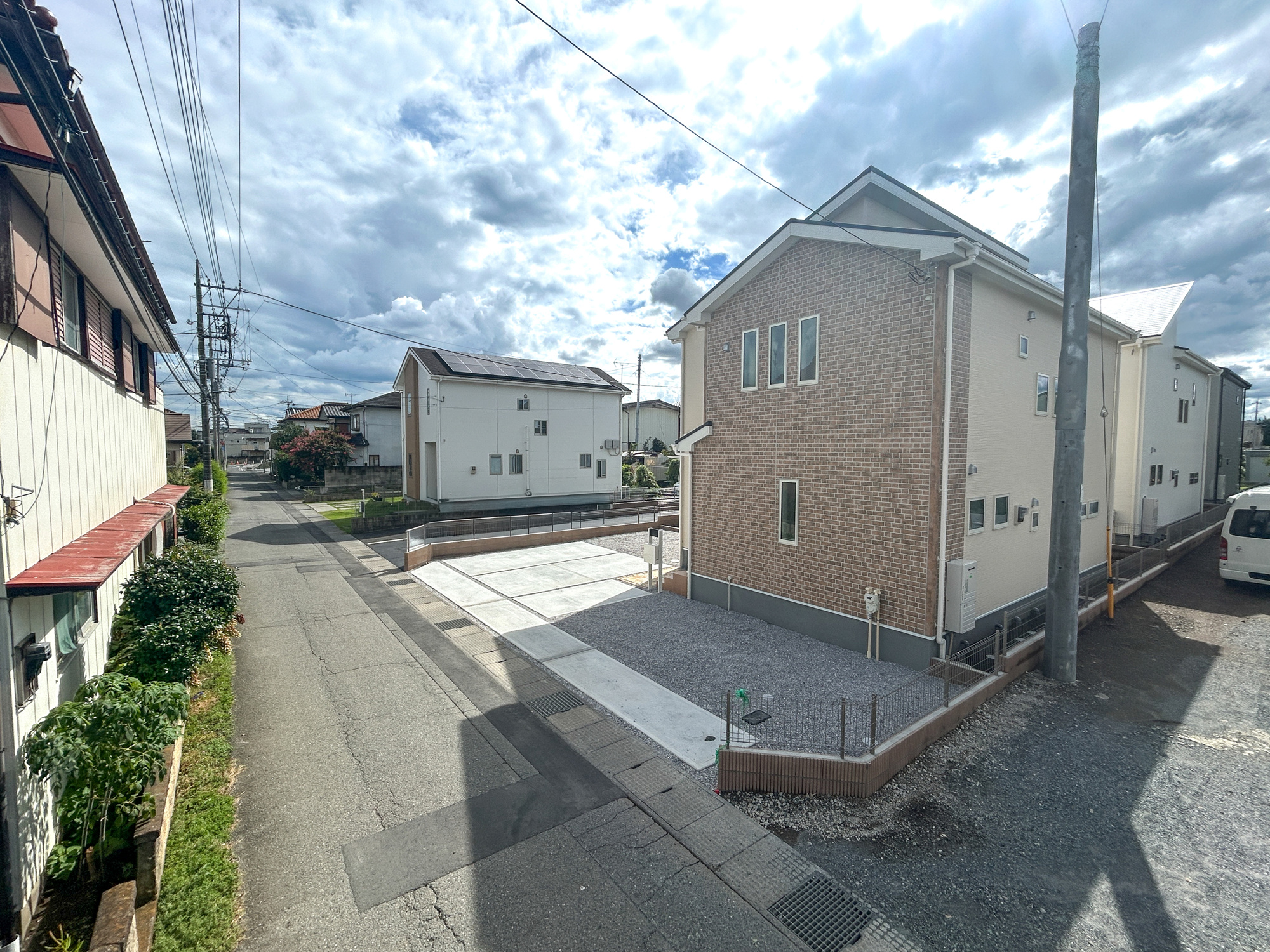 第2前橋総社町植野　新築住宅全3棟の前面道路含む現地写真|低層の一戸建てを中心とした街並みが整然と続き、周辺は高い建物が建っていないので、採光や開放性に恵まれ、空が広く緑の多い閑静な趣を感じる環境です。

