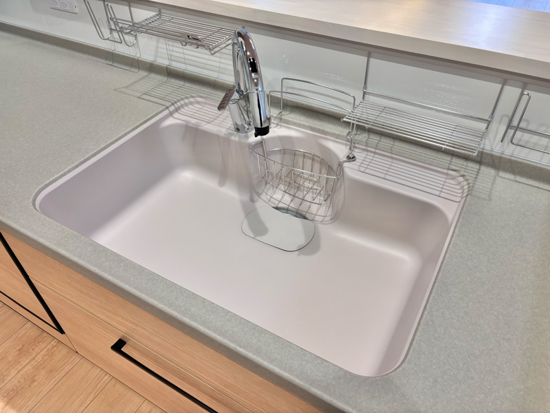 濡れた手でレバーを操作することがないため、水栓の根元に水が垂れることが少なくなります。これにより、水アカやカビの発生を抑えられ、日々の拭き掃除がぐっと楽になります。