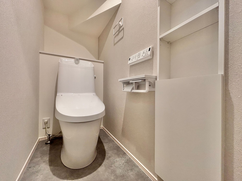 １階　トイレ　限られたスペースを有効活用
トイレは限られた狭い空間です。壁面収納などを利用することで、床に物を置く必要がなくなり、お掃除がしやすくなるという物理的なメリットも大きいです。