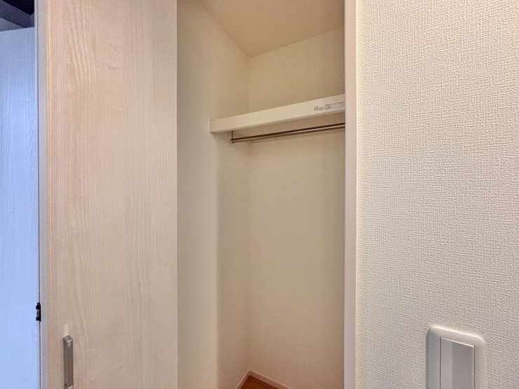 ２階共有物入　家族が頻繁に行き来する2階の廊下やホール付近に収納があることで、散らかりがちな日用品を隠してスッキリとした空間を演出できます。