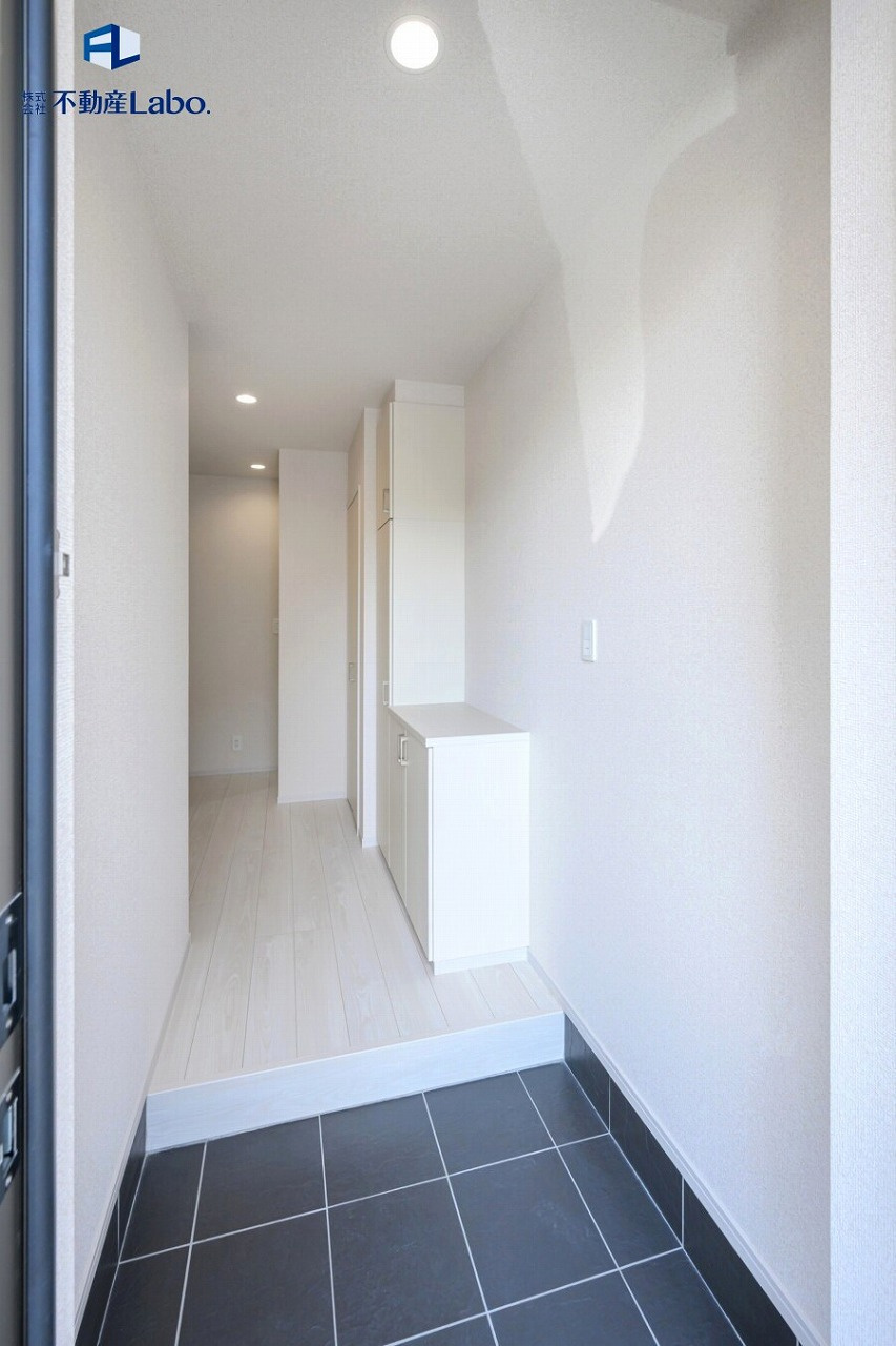 葵区水落町4期　　全1棟　の玄関|玄関ホールに大容量の収納スペースが有り♪
子供さんの遊び道具や、趣味のアイテムなど気にせず置けとっても便利です♪