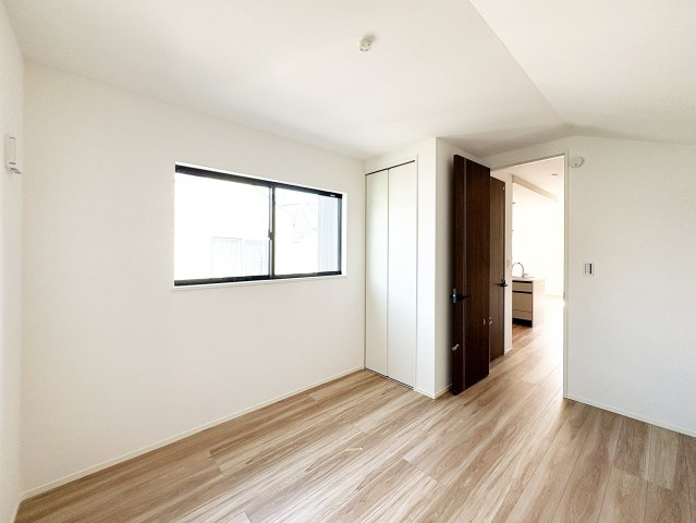 ◆山崎町全８棟開発分譲◆カースペース２台◆３７坪以上◆の洋室|（8号棟）便利な全居室収納付き！どんな用途にもお使いいただけるすっきりとしたシンプルな空間。ご家族の成長に合わせて部屋割を変えたりしてもいいですね。明るく風通しの良いお部屋です。