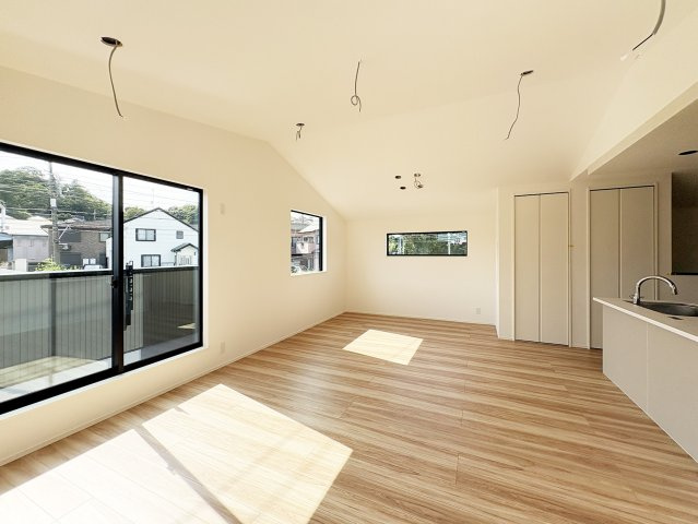 ◆山崎町全８棟開発分譲◆カースペース２台◆３７坪以上◆の居間・リビング|（8号棟）柔らかな木目がナチュラルで落ち着きのあるLDK。通風・採光にも優れ、心地よい光と風が溢れています。 広々としつつもバランスの取れた設計は、居る人を癒やしの時間に誘います。