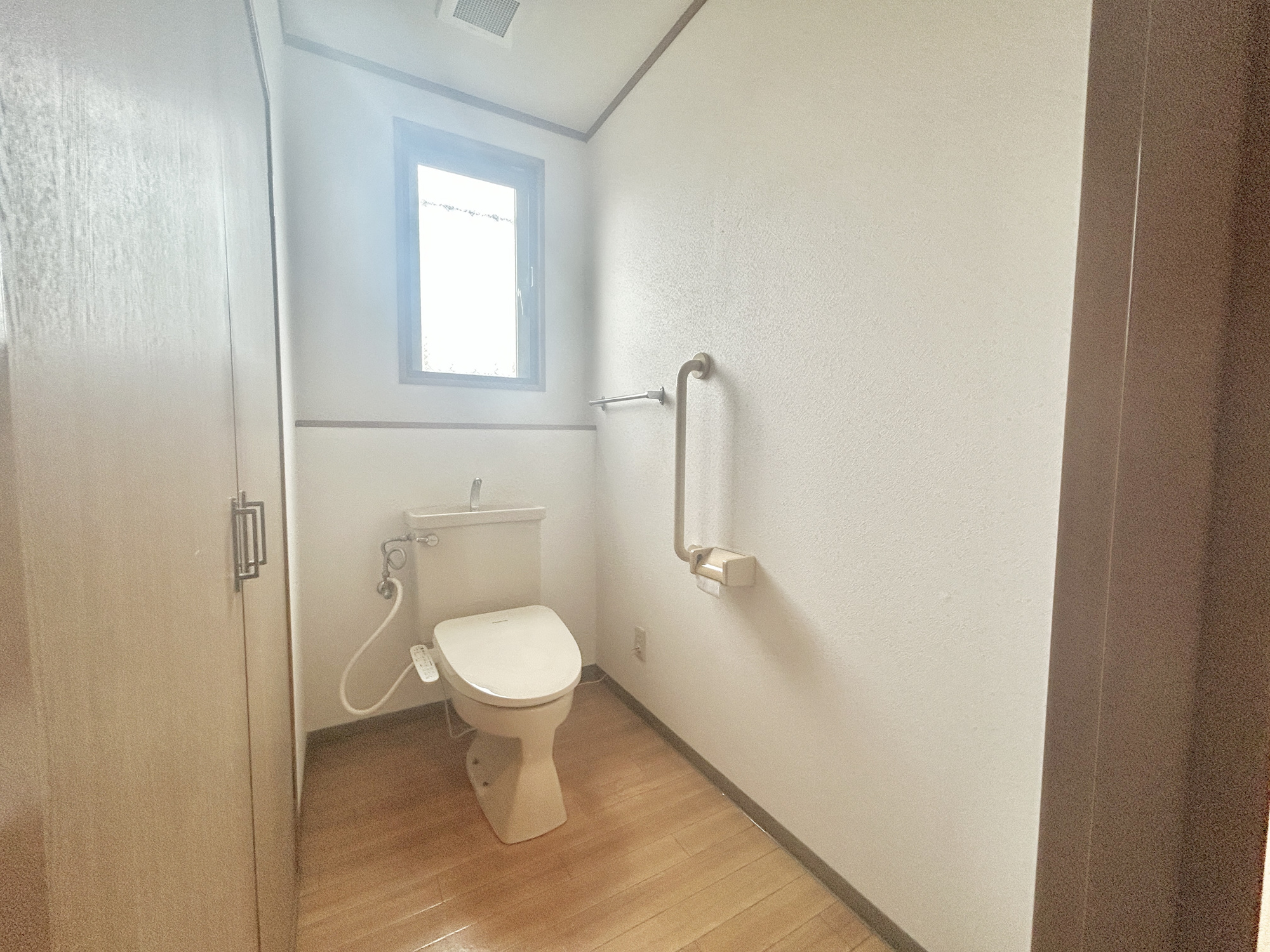渋川市半田　中古住宅のトイレ|窓があることによって採光、換気、開放感など様々なメリットがあります♪