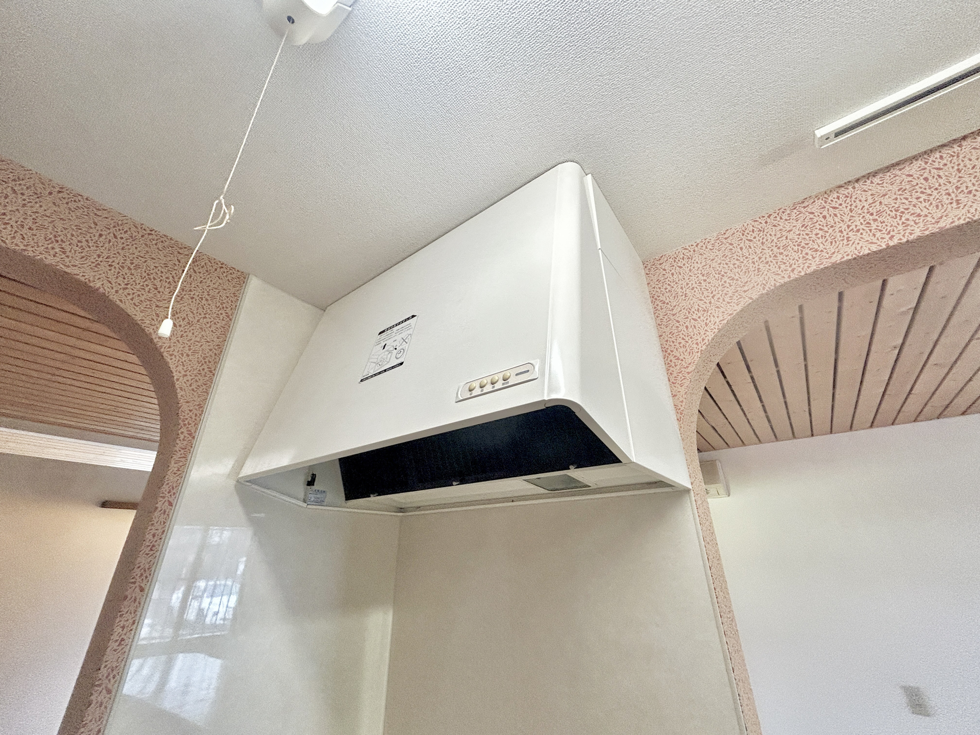 渋川市半田　中古住宅の設備|キッチンの見た目もスッキリし、稼働してる時も音が静かなレンジフード。