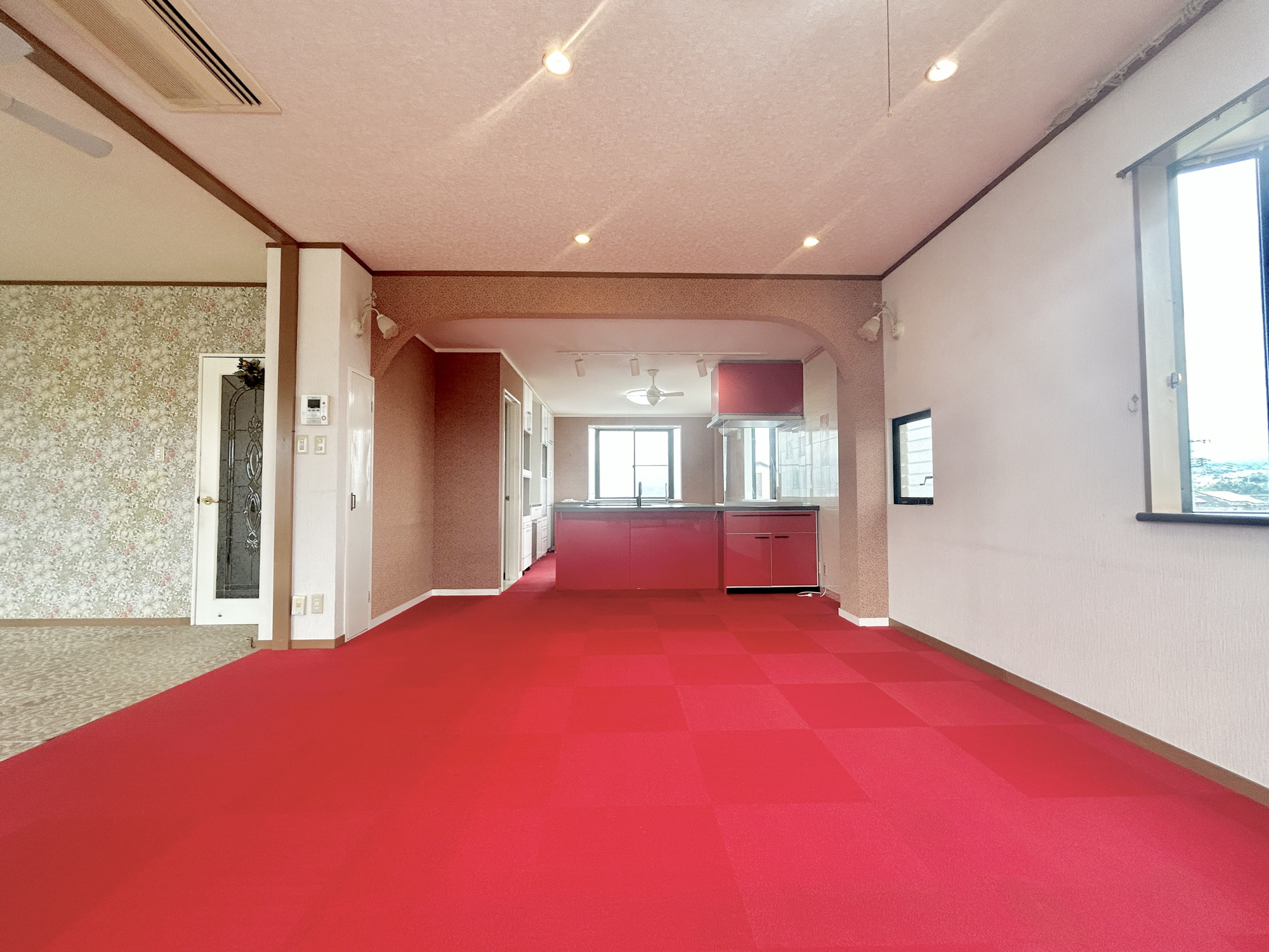 渋川市半田　中古住宅の居間・リビング|2階リビングダイニング。大きく開いた窓からは、明るい陽射しが射し込みます。
爽やかな風が吹き抜ける心地良いリビングには、自然と家族が集まります。
