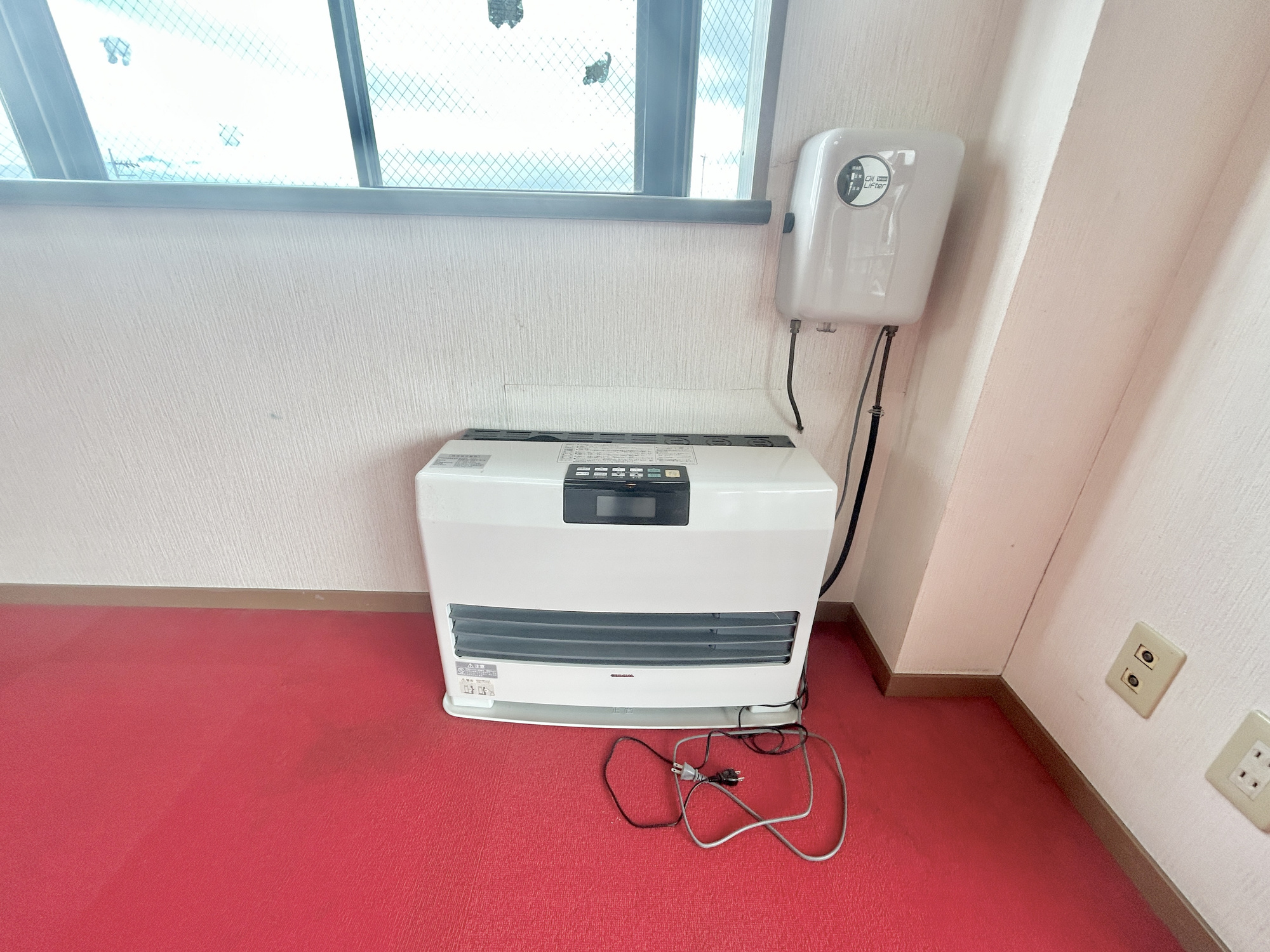 渋川市半田　中古住宅の冷暖房・空調設備|リビングには暖房機が設置してあり部屋全体を温めます♪