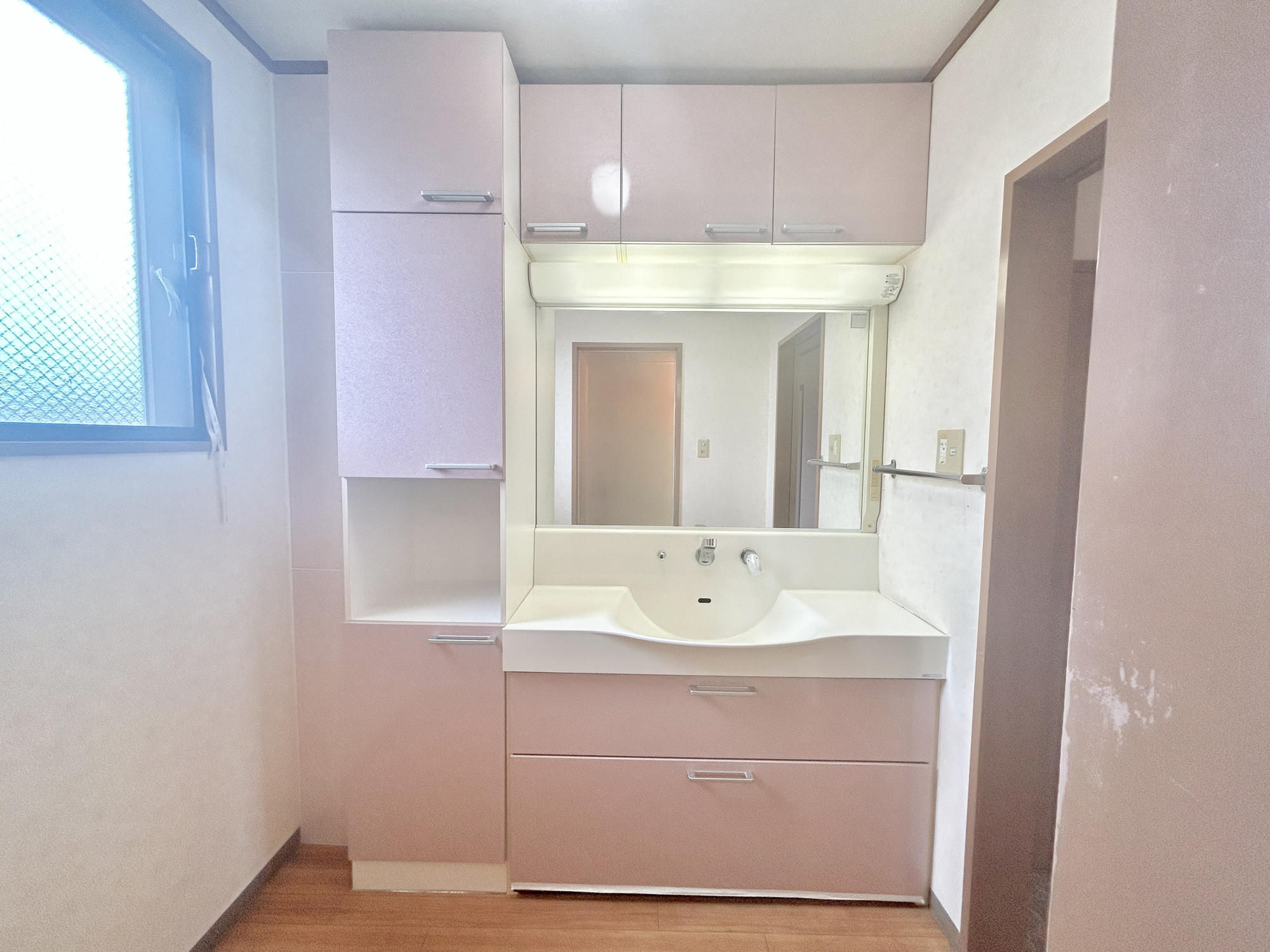 渋川市半田　中古住宅の独立洗面台|広く、明るい洗面スペースで朝の身支度も快適に♪洗面所にも窓がついているので、換気が出来て外の新鮮な空気が取り込めて気持ちいいです♪