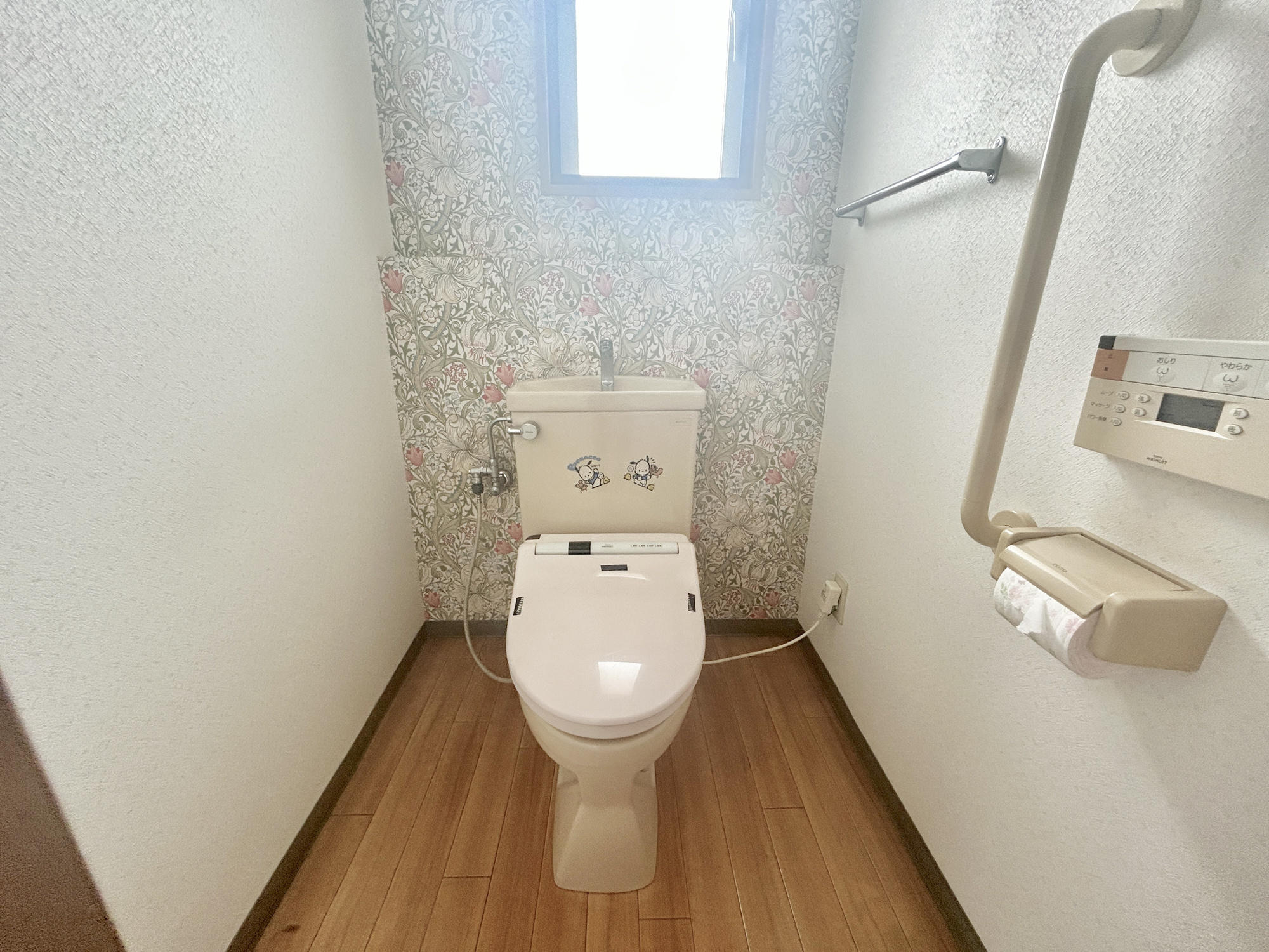 渋川市半田　中古住宅のトイレ|窓があることによって採光、換気、開放感など様々なメリットがあります♪