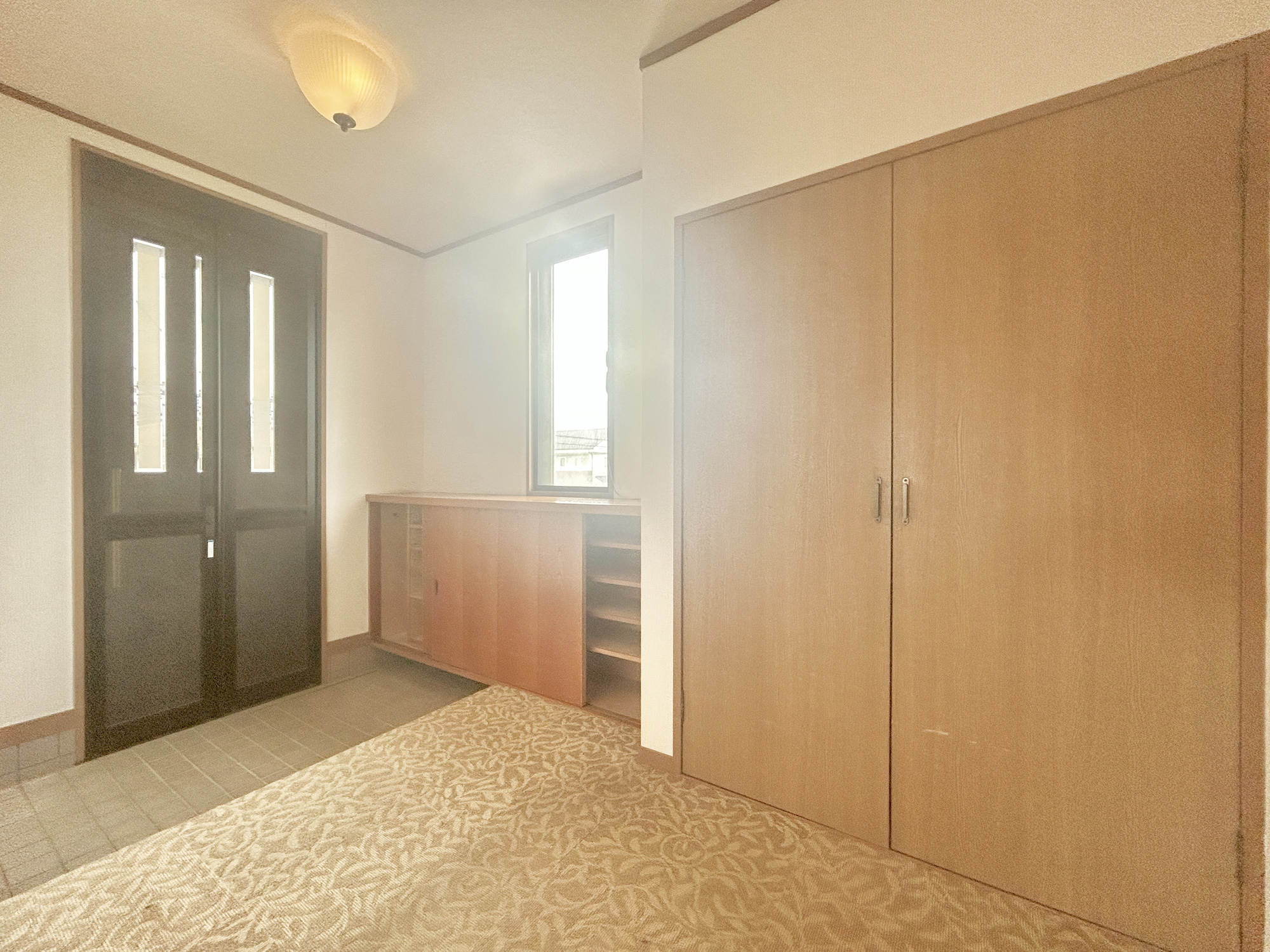 渋川市半田　中古住宅の玄関|2階玄関。住まう人も来客も入った時にワクワクさせてくれるオシャレな玄関♪
収納もたっぷりあるので、靴がたくさんあっても安心！