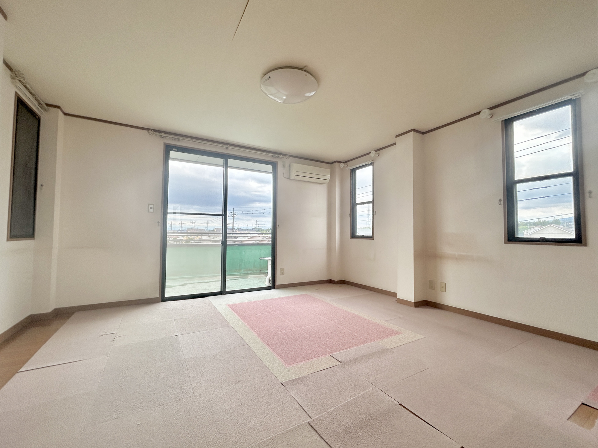 渋川市半田　中古住宅の洋室|3階洋室。大きな窓からたっぷりと陽光が注がれる明るい空間。家族の成長に対応できる永住仕様の間取り。