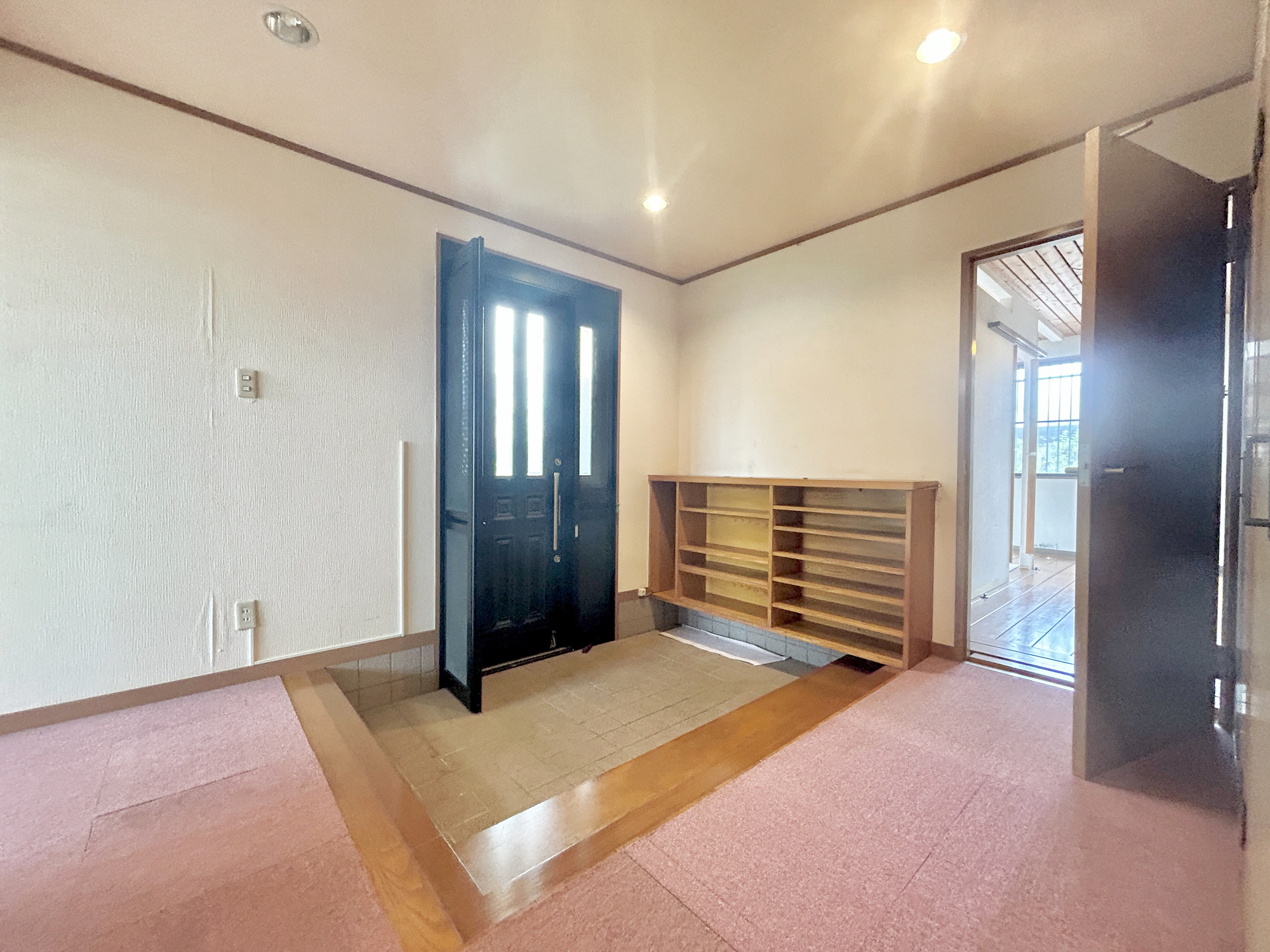 渋川市半田　中古住宅の内装|お客様用と家族用の玄関を分けられるので、玄関はいつもすっきりさせることが出来ます♪