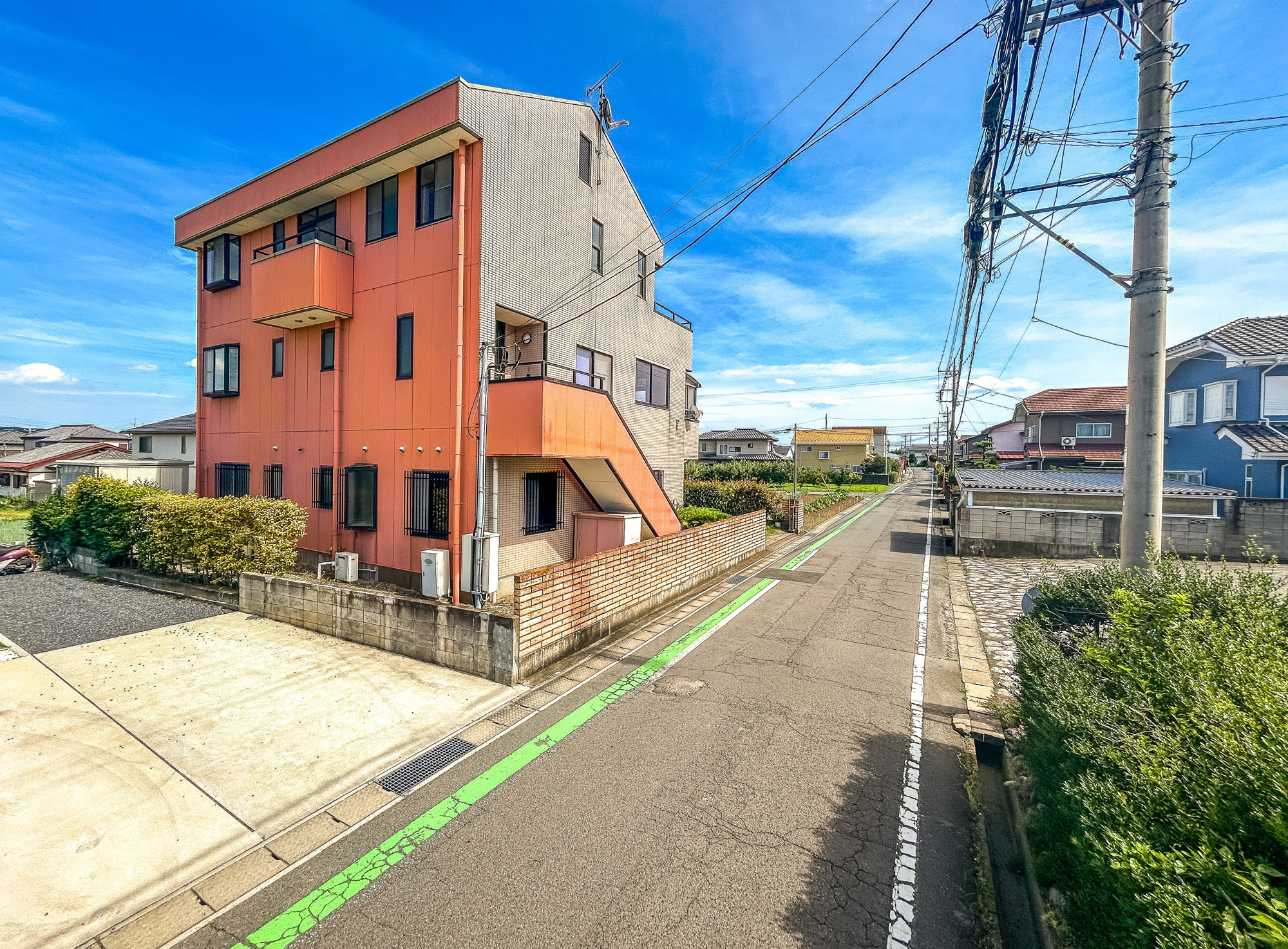 渋川市半田　中古住宅の前面道路含む現地写真|低層の一戸建てを中心とした街並みが整然と続き、周辺は高い建物が建っていないので、採光や開放性に恵まれ、空が広く緑の多い閑静な趣を感じる環境です。

