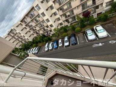 第二稲毛ハイツ　14号棟の駐車場